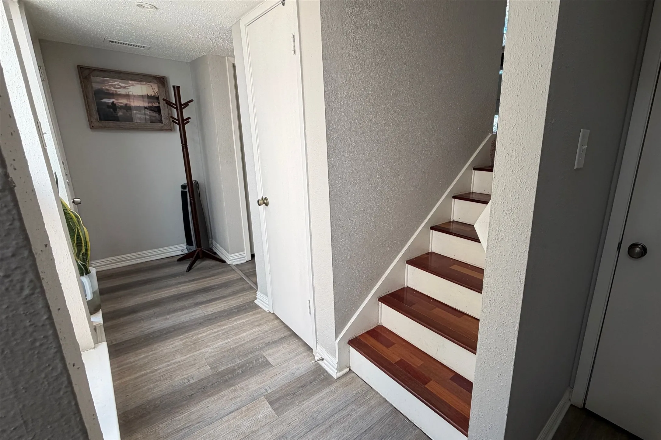 Single Family Residence For Sale in Dallas County , 2994 Buttonwood Drive, Carrollton, Texas 75006, 2 Bedroom, 3 Bathroom, 2 Garage spaces, 1,699 Sqft, built in 1972, mls#21414419, Real Estate Agent in Carrollton, Homes For Sale in Dallas county, Homes For Sale in Carrollton, Realtor in Carrollton Texas, Real Estate Brokerage Independent Realty Texas, Luminita Cordes Realtor