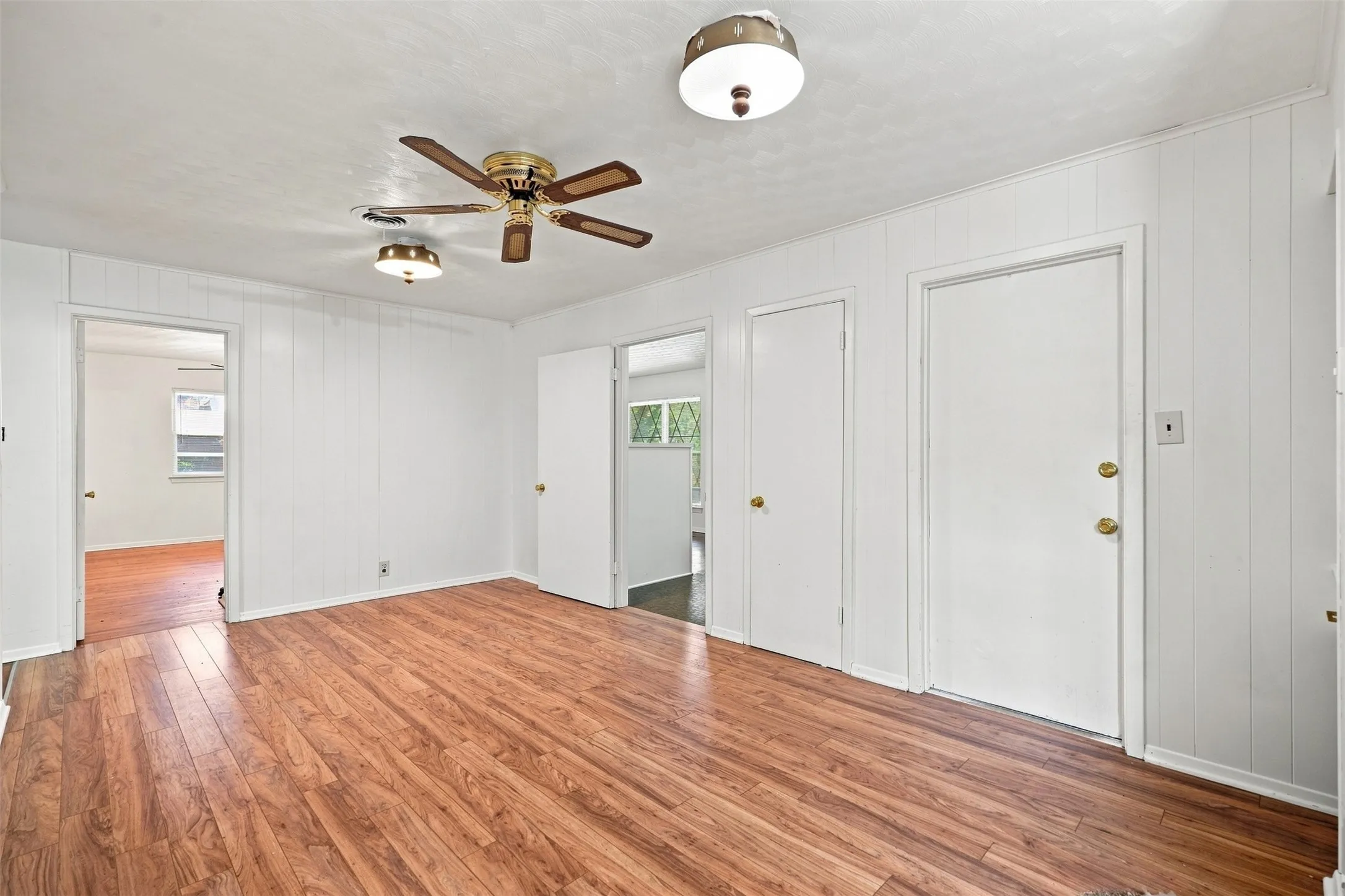 Single Family Residence For Sale in Denton County , 2110 Navajo Street, Denton, Texas 76209, 4 Bedroom, 2 Bathroom, 2 Garage spaces, 1,785 Sqft, built in 1958, mls#21414097, Real Estate Agent in Denton, Homes For Sale in Denton county, Homes For Sale in Denton, Realtor in Denton Texas, Real Estate Brokerage Independent Realty Texas, Luminita Cordes Realtor