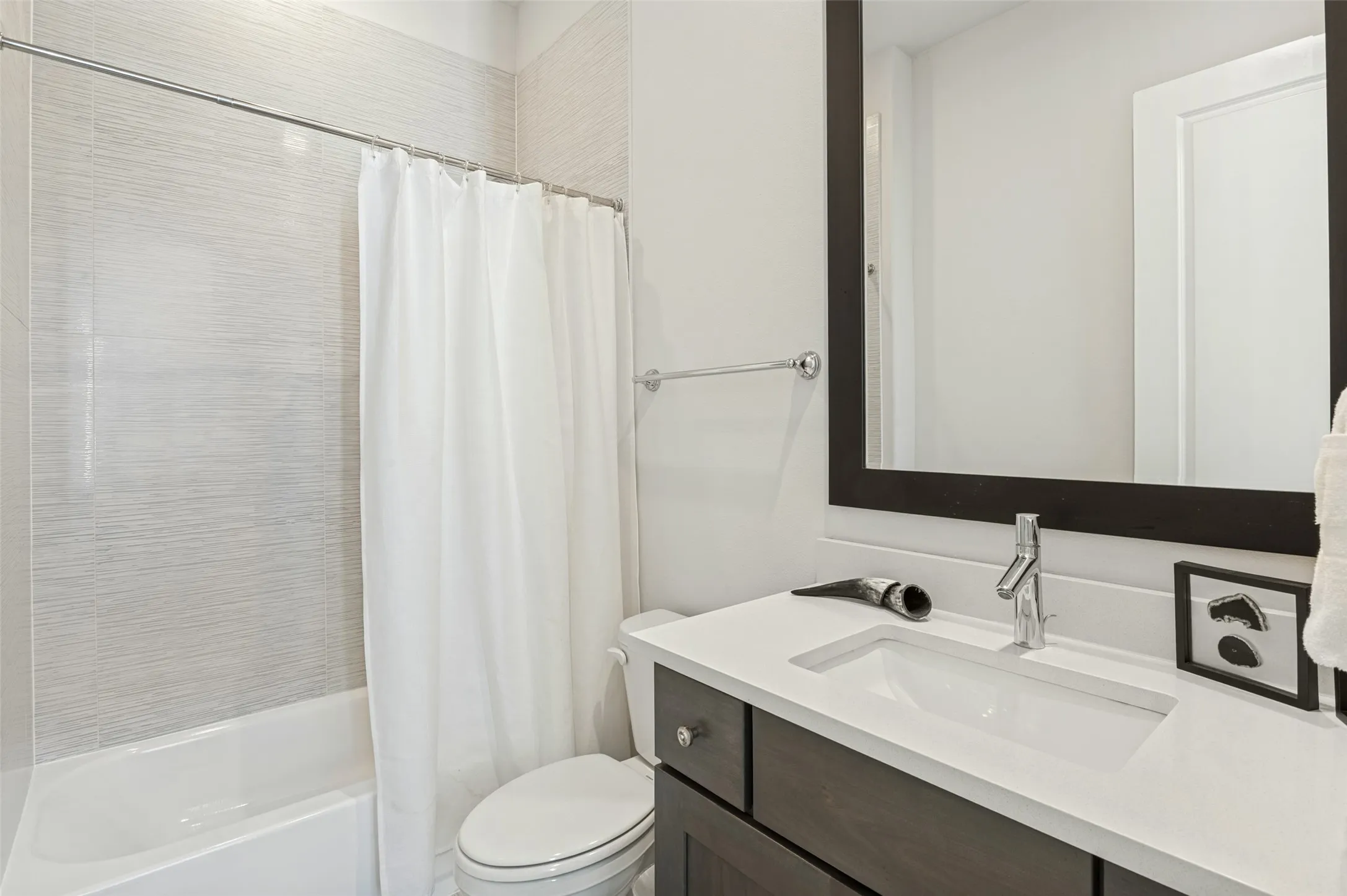 Townhouse For Sale in Dallas County , 617 Dalton Lane, Irving, Texas 75039, 3 Bedroom, 4 Bathroom, 2 Garage spaces, 1,986 Sqft, built in 2020, mls#21414486, Real Estate Agent in Irving, Homes For Sale in Dallas county, Homes For Sale in Irving, Realtor in Irving Texas, Real Estate Brokerage Independent Realty Texas, Luminita Cordes Realtor