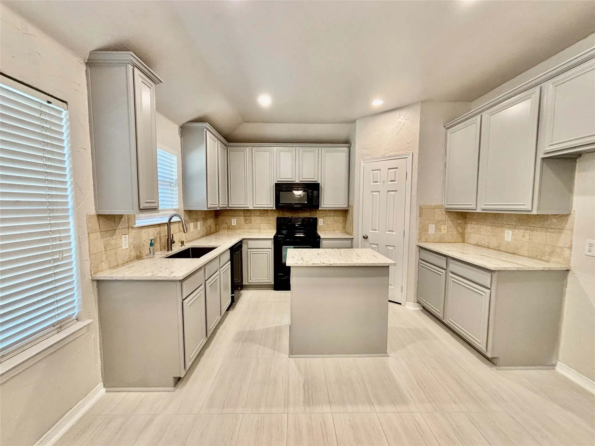 Single Family Residence For Rent in Collin County , 1312 Bateman Lane, Celina, Texas 75009, 3 Bedroom, 2 Bathroom, 2 Garage spaces, 1,804 Sqft, built in 2007, mls#21414517, Real Estate Agent in Celina, Homes For Rent in Collin county, Homes For Rent in Celina, Realtor in Celina Texas, Real Estate Brokerage Independent Realty Texas, Luminita Cordes Realtor