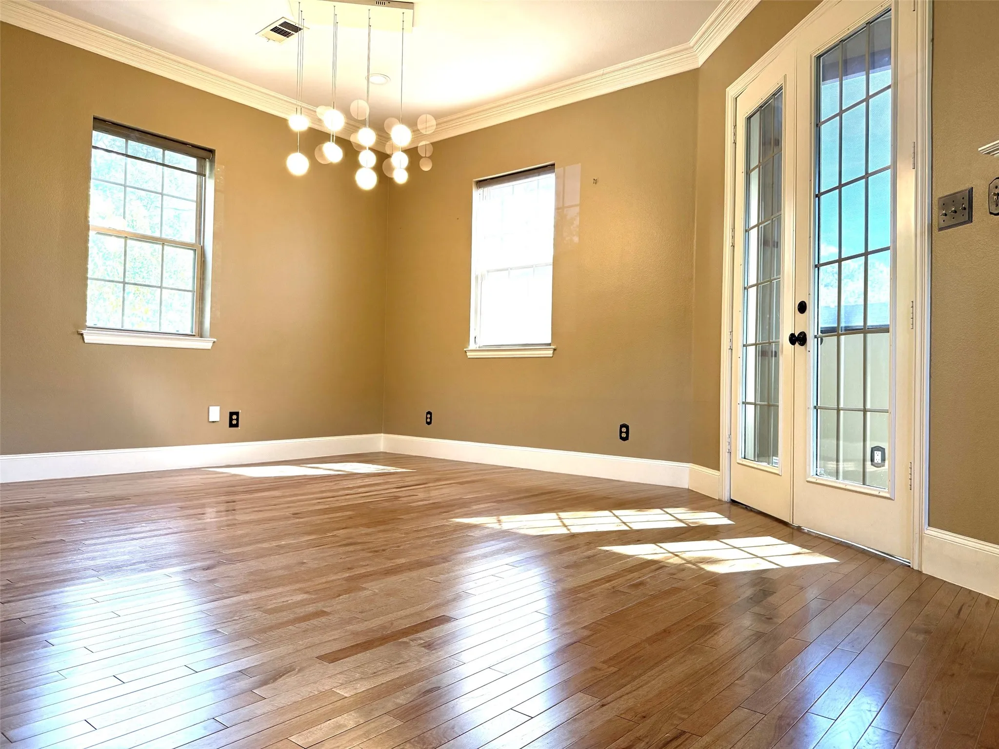 Single Family Residence For Rent in Dallas County , 5102 Ridgedale Avenue, Dallas, Texas 75206, 2 Bedroom, 3 Bathroom, 2 Garage spaces, 2,107 Sqft, built in 2001, mls#21411376, Real Estate Agent in Dallas, Homes For Rent in Dallas county, Homes For Rent in Dallas, Realtor in Dallas Texas, Real Estate Brokerage Independent Realty Texas, Luminita Cordes Realtor