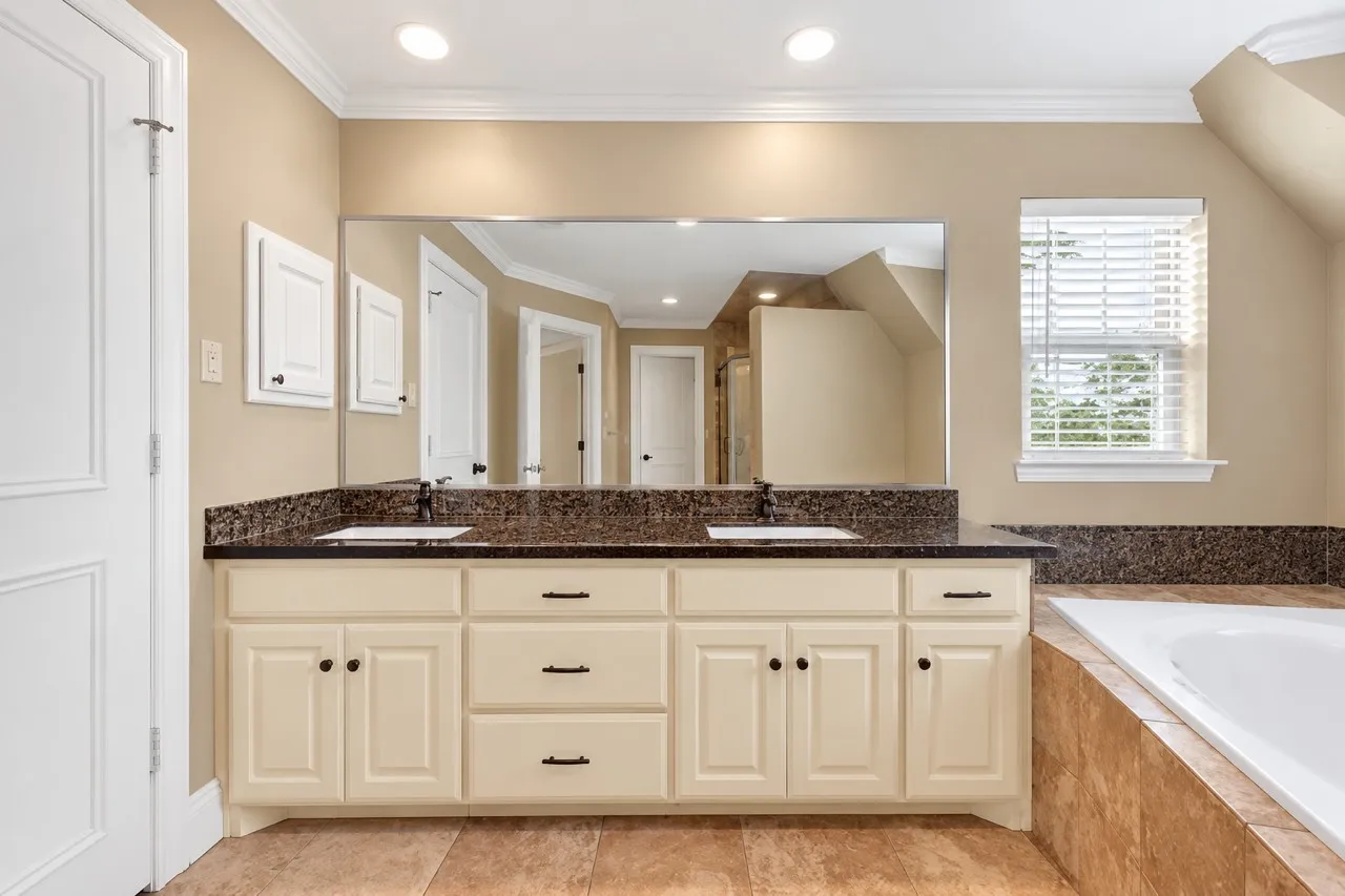 Single Family Residence For Rent in Dallas County , 5102 Ridgedale Avenue, Dallas, Texas 75206, 2 Bedroom, 3 Bathroom, 2 Garage spaces, 2,107 Sqft, built in 2001, mls#21411376, Real Estate Agent in Dallas, Homes For Rent in Dallas county, Homes For Rent in Dallas, Realtor in Dallas Texas, Real Estate Brokerage Independent Realty Texas, Luminita Cordes Realtor