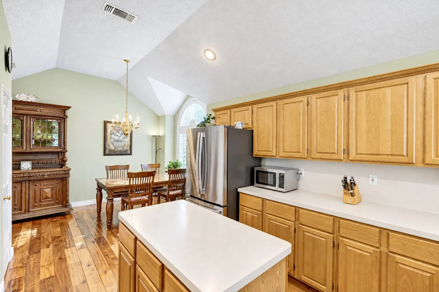 Single Family Residence For Sale in Tarrant County , 7958 Kern Court, Fort Worth, Texas 76137, 3 Bedroom, 2 Bathroom, 2 Garage spaces, 1,614 Sqft, built in 1996, mls#21411283, Real Estate Agent in Fort Worth, Homes For Sale in Tarrant county, Homes For Sale in Fort Worth, Realtor in Fort Worth Texas, Real Estate Brokerage Independent Realty Texas, Luminita Cordes Realtor
