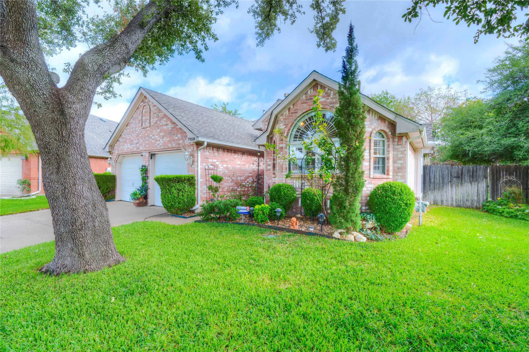 Single Family Residence For Sale in Tarrant County , 7958 Kern Court, Fort Worth, Texas 76137, 3 Bedroom, 2 Bathroom, 2 Garage spaces, 1,614 Sqft, built in 1996, mls#21411283, Real Estate Agent in Fort Worth, Homes For Sale in Tarrant county, Homes For Sale in Fort Worth, Realtor in Fort Worth Texas, Real Estate Brokerage Independent Realty Texas, Luminita Cordes Realtor