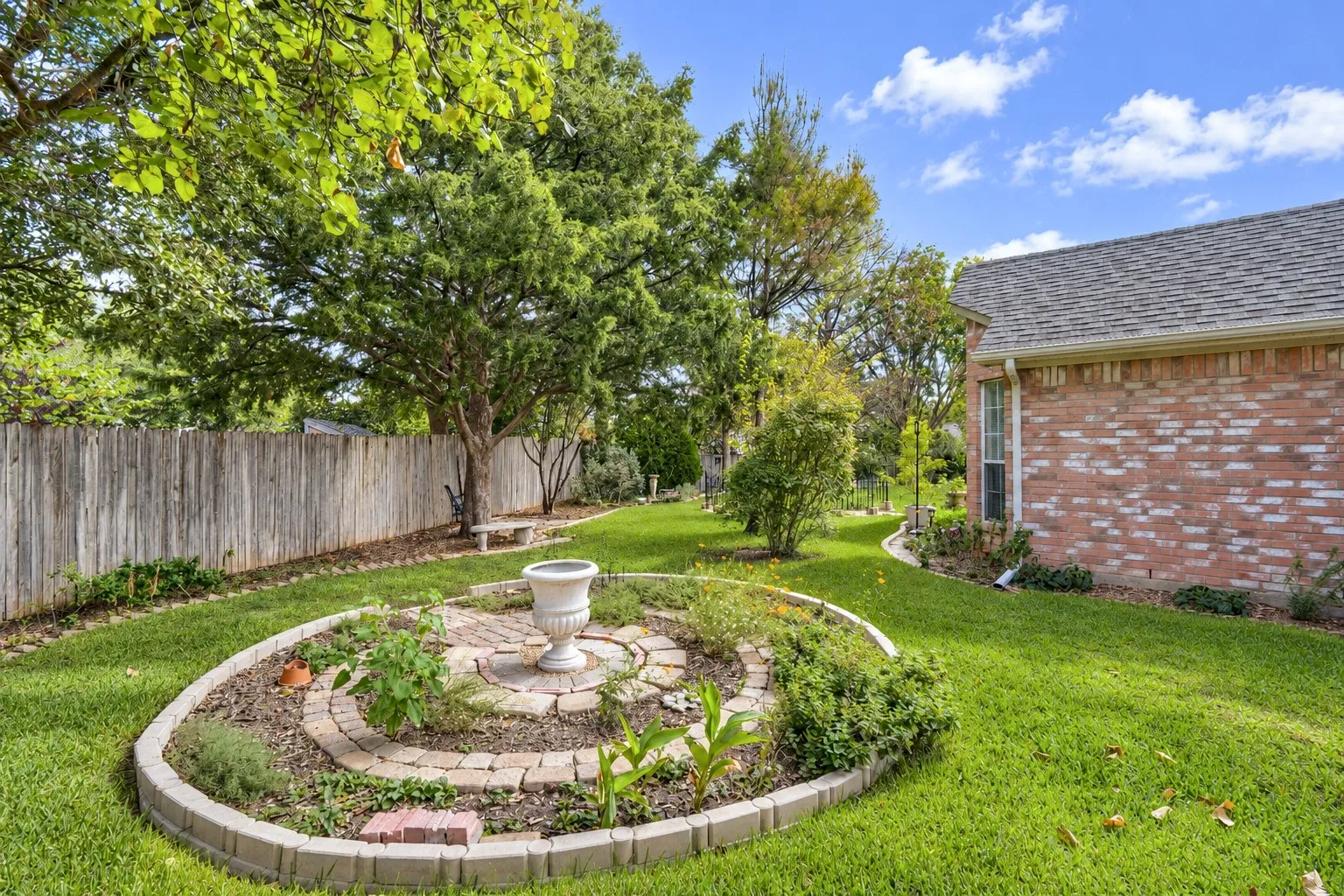 Single Family Residence For Sale in Tarrant County , 7958 Kern Court, Fort Worth, Texas 76137, 3 Bedroom, 2 Bathroom, 2 Garage spaces, 1,614 Sqft, built in 1996, mls#21411283, Real Estate Agent in Fort Worth, Homes For Sale in Tarrant county, Homes For Sale in Fort Worth, Realtor in Fort Worth Texas, Real Estate Brokerage Independent Realty Texas, Luminita Cordes Realtor