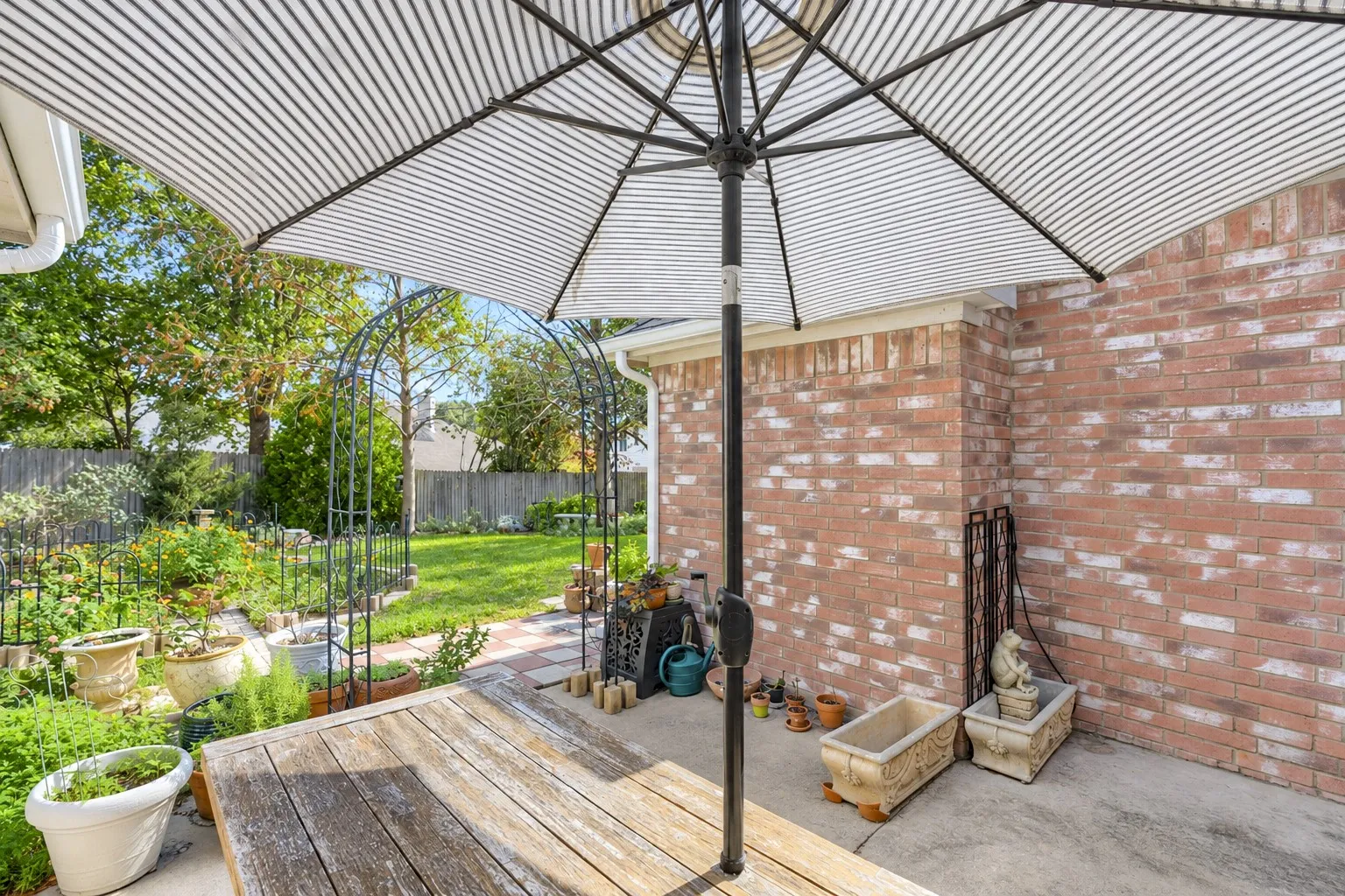 Single Family Residence For Sale in Tarrant County , 7958 Kern Court, Fort Worth, Texas 76137, 3 Bedroom, 2 Bathroom, 2 Garage spaces, 1,614 Sqft, built in 1996, mls#21411283, Real Estate Agent in Fort Worth, Homes For Sale in Tarrant county, Homes For Sale in Fort Worth, Realtor in Fort Worth Texas, Real Estate Brokerage Independent Realty Texas, Luminita Cordes Realtor