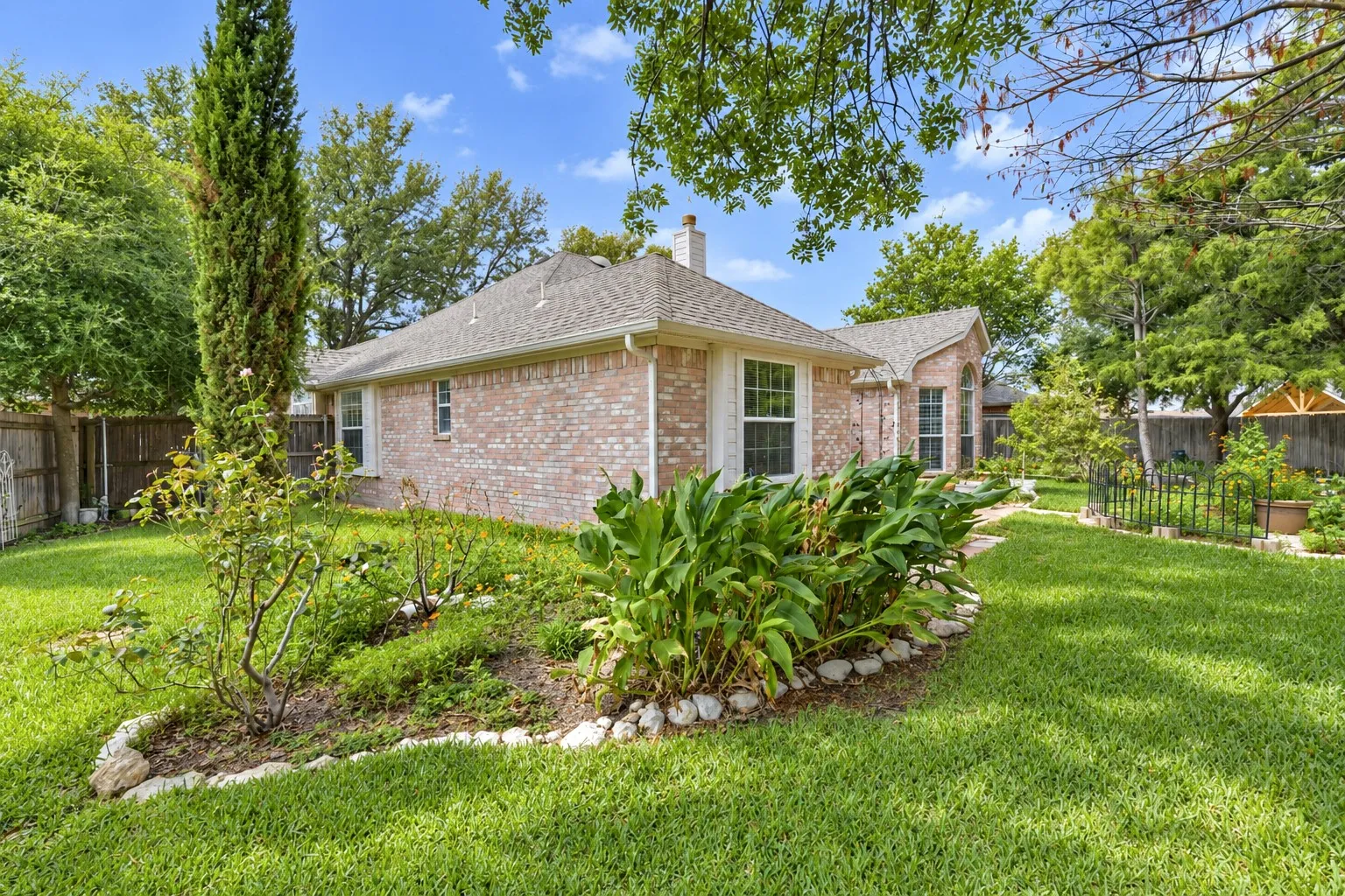 Single Family Residence For Sale in Tarrant County , 7958 Kern Court, Fort Worth, Texas 76137, 3 Bedroom, 2 Bathroom, 2 Garage spaces, 1,614 Sqft, built in 1996, mls#21411283, Real Estate Agent in Fort Worth, Homes For Sale in Tarrant county, Homes For Sale in Fort Worth, Realtor in Fort Worth Texas, Real Estate Brokerage Independent Realty Texas, Luminita Cordes Realtor