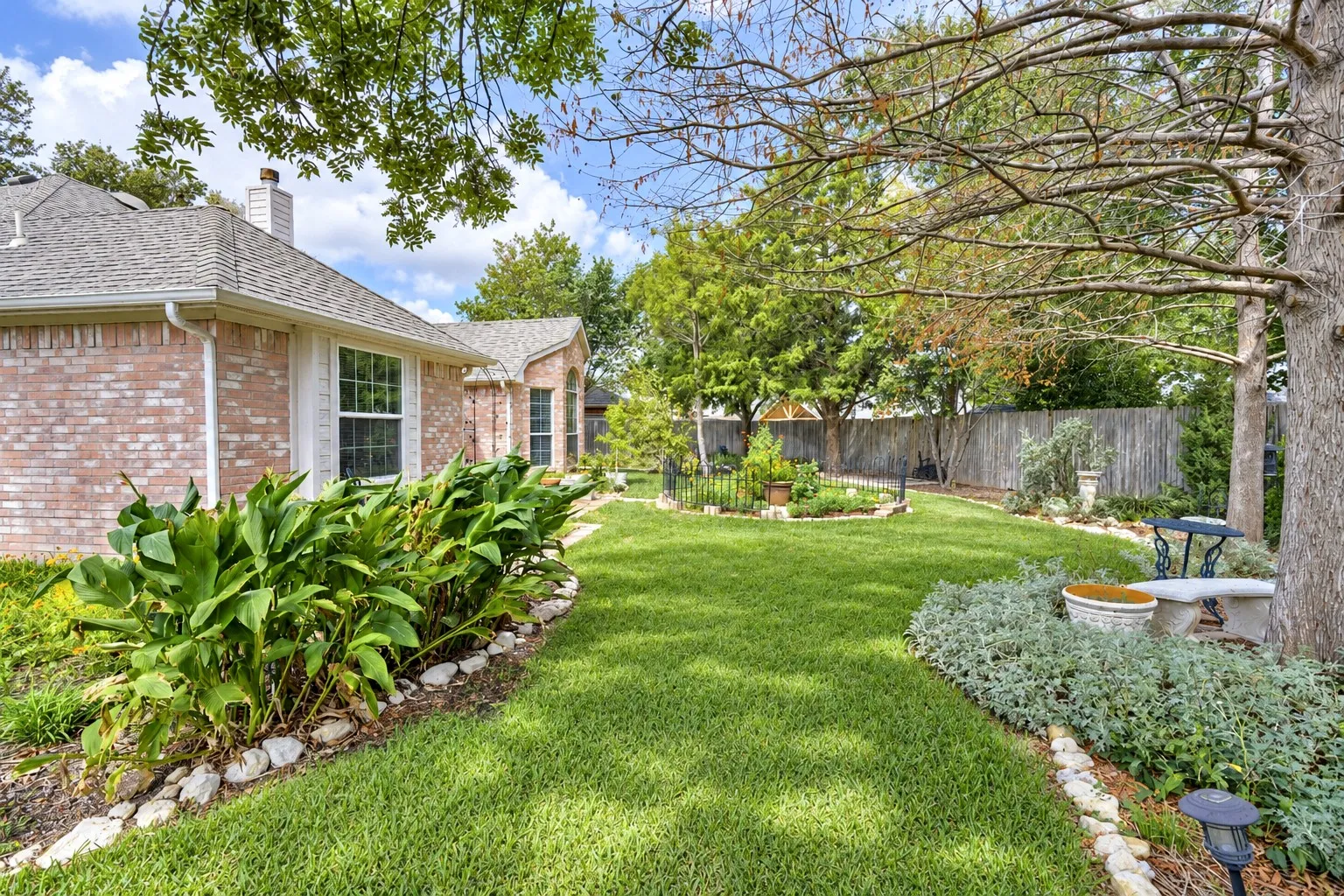 Single Family Residence For Sale in Tarrant County , 7958 Kern Court, Fort Worth, Texas 76137, 3 Bedroom, 2 Bathroom, 2 Garage spaces, 1,614 Sqft, built in 1996, mls#21411283, Real Estate Agent in Fort Worth, Homes For Sale in Tarrant county, Homes For Sale in Fort Worth, Realtor in Fort Worth Texas, Real Estate Brokerage Independent Realty Texas, Luminita Cordes Realtor
