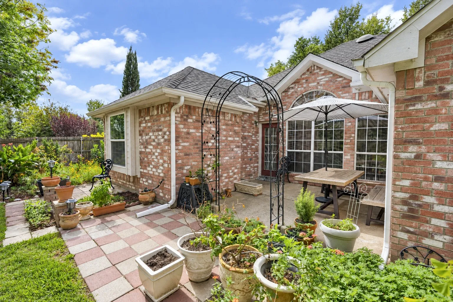 Single Family Residence For Sale in Tarrant County , 7958 Kern Court, Fort Worth, Texas 76137, 3 Bedroom, 2 Bathroom, 2 Garage spaces, 1,614 Sqft, built in 1996, mls#21411283, Real Estate Agent in Fort Worth, Homes For Sale in Tarrant county, Homes For Sale in Fort Worth, Realtor in Fort Worth Texas, Real Estate Brokerage Independent Realty Texas, Luminita Cordes Realtor