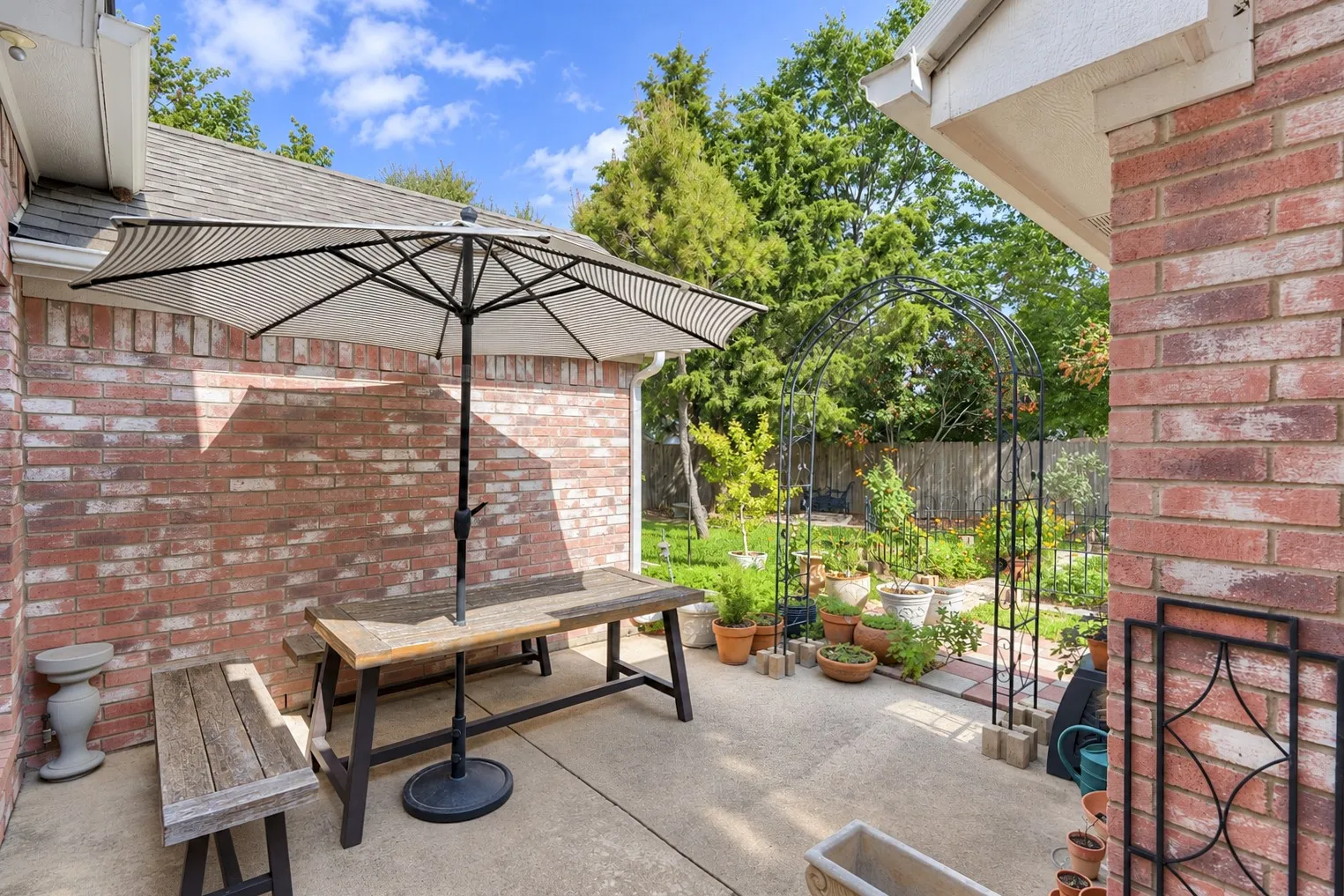 Single Family Residence For Sale in Tarrant County , 7958 Kern Court, Fort Worth, Texas 76137, 3 Bedroom, 2 Bathroom, 2 Garage spaces, 1,614 Sqft, built in 1996, mls#21411283, Real Estate Agent in Fort Worth, Homes For Sale in Tarrant county, Homes For Sale in Fort Worth, Realtor in Fort Worth Texas, Real Estate Brokerage Independent Realty Texas, Luminita Cordes Realtor