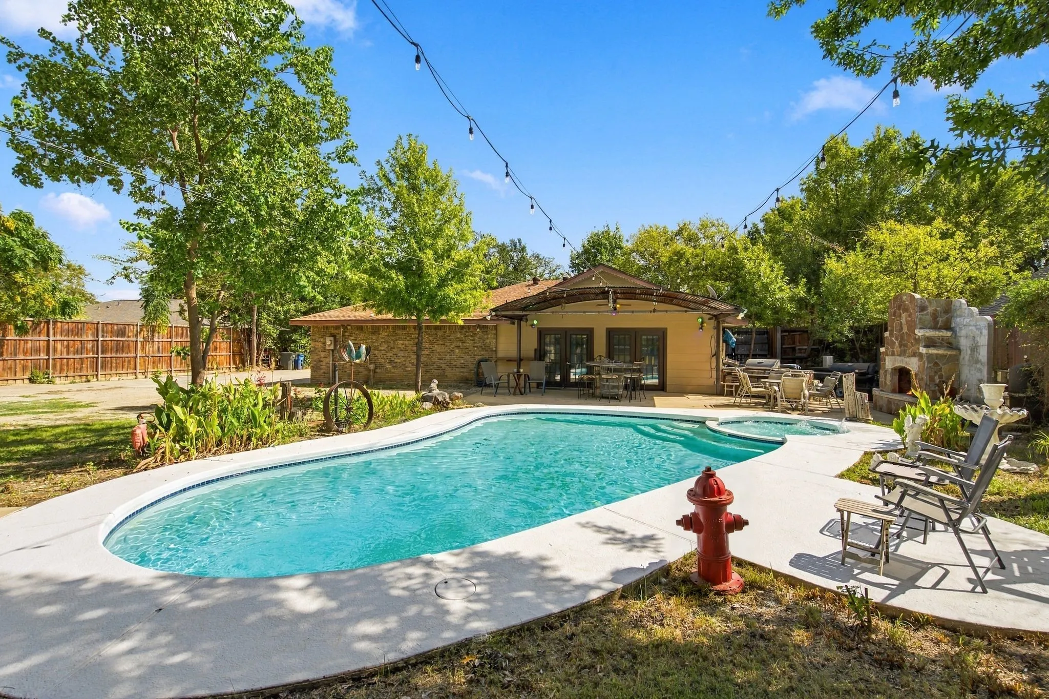 Single Family Residence For Sale in Denton County , 1016 Meadows Drive, Corinth, Texas 76208, 4 Bedroom, 2 Bathroom, 2 Garage spaces, 2,315 Sqft, built in 1983, mls#21411921, Real Estate Agent in Corinth, Homes For Sale in Denton county, Homes For Sale in Corinth, Realtor in Corinth Texas, Real Estate Brokerage Independent Realty Texas, Luminita Cordes Realtor
