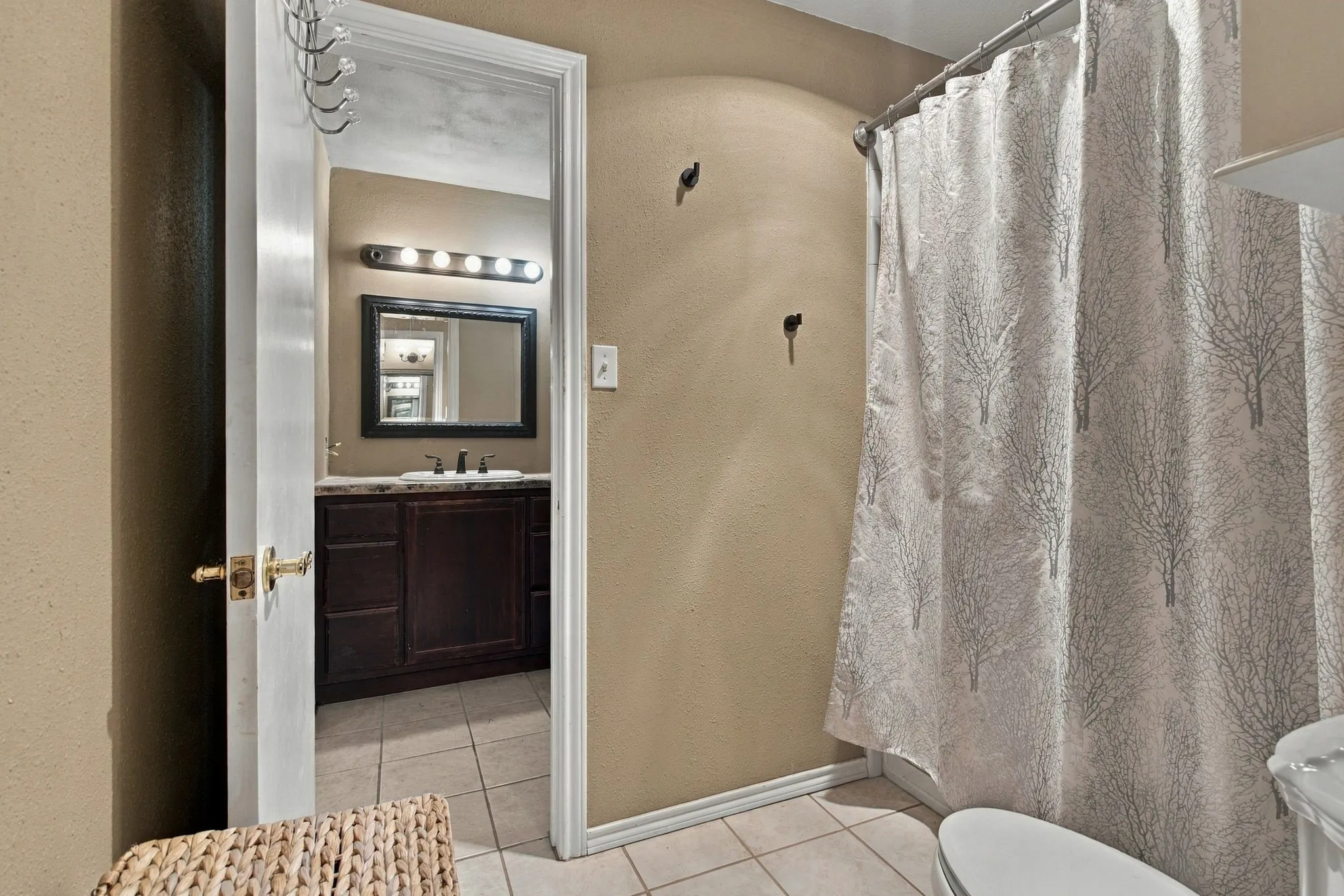 Single Family Residence For Sale in Denton County , 1016 Meadows Drive, Corinth, Texas 76208, 4 Bedroom, 2 Bathroom, 2 Garage spaces, 2,315 Sqft, built in 1983, mls#21411921, Real Estate Agent in Corinth, Homes For Sale in Denton county, Homes For Sale in Corinth, Realtor in Corinth Texas, Real Estate Brokerage Independent Realty Texas, Luminita Cordes Realtor