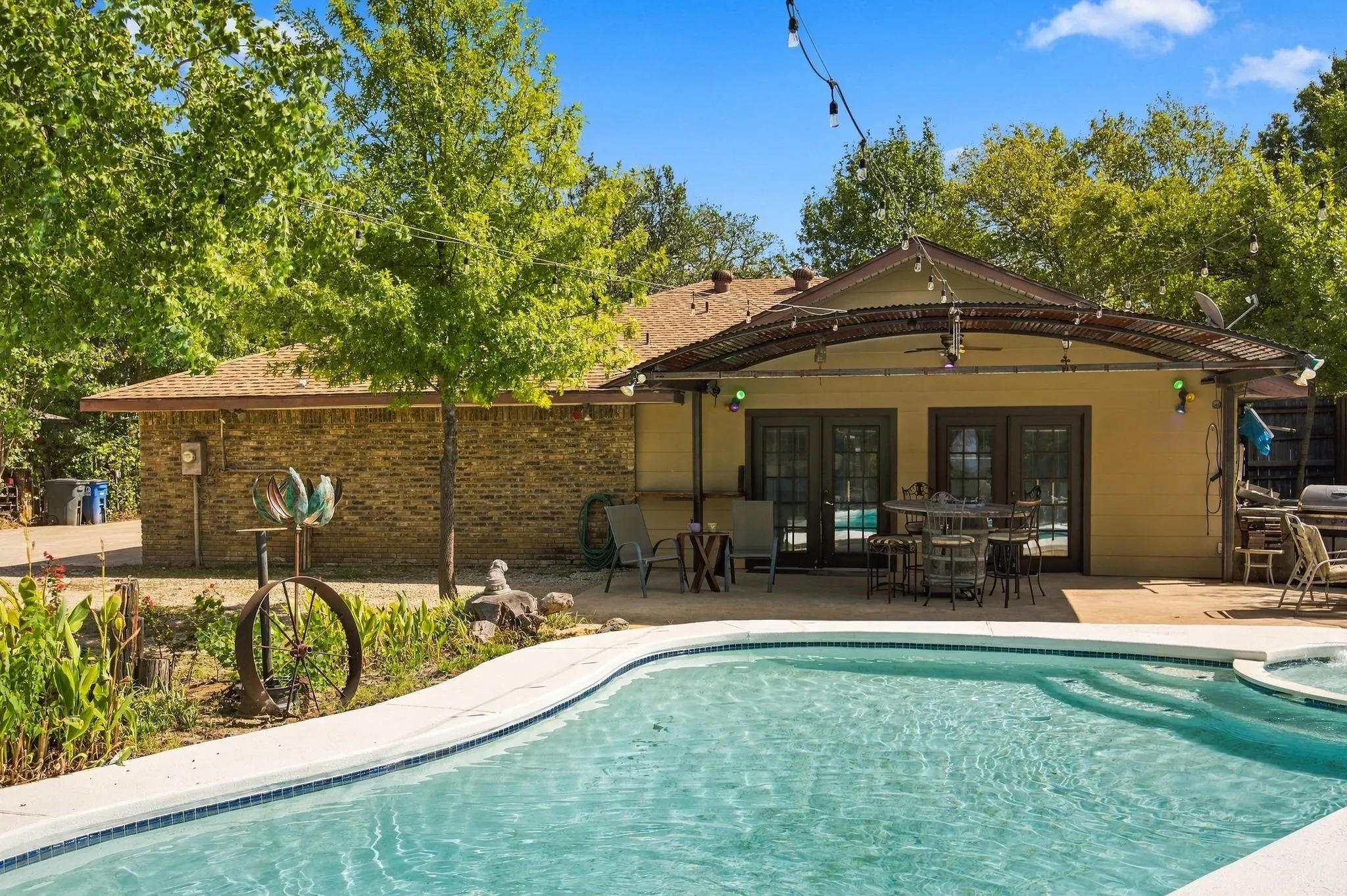 Single Family Residence For Sale in Denton County , 1016 Meadows Drive, Corinth, Texas 76208, 4 Bedroom, 2 Bathroom, 2 Garage spaces, 2,315 Sqft, built in 1983, mls#21411921, Real Estate Agent in Corinth, Homes For Sale in Denton county, Homes For Sale in Corinth, Realtor in Corinth Texas, Real Estate Brokerage Independent Realty Texas, Luminita Cordes Realtor