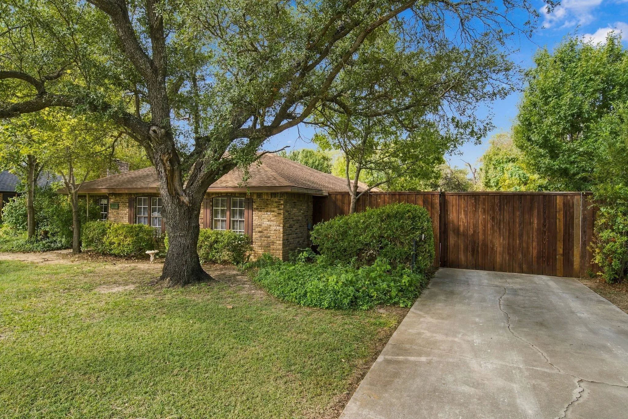Single Family Residence For Sale in Denton County , 1016 Meadows Drive, Corinth, Texas 76208, 4 Bedroom, 2 Bathroom, 2 Garage spaces, 2,315 Sqft, built in 1983, mls#21411921, Real Estate Agent in Corinth, Homes For Sale in Denton county, Homes For Sale in Corinth, Realtor in Corinth Texas, Real Estate Brokerage Independent Realty Texas, Luminita Cordes Realtor