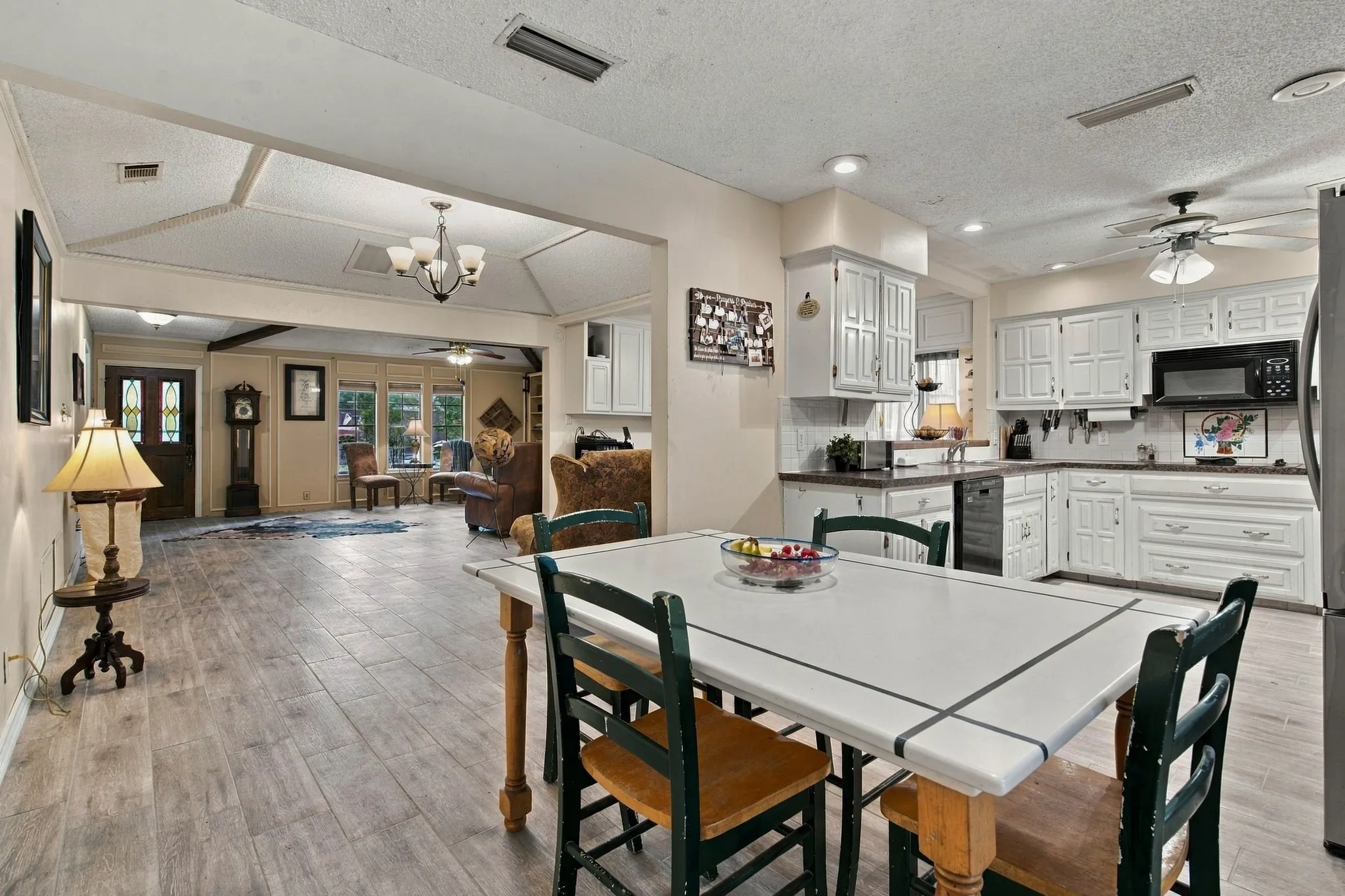Single Family Residence For Sale in Denton County , 1016 Meadows Drive, Corinth, Texas 76208, 4 Bedroom, 2 Bathroom, 2 Garage spaces, 2,315 Sqft, built in 1983, mls#21411921, Real Estate Agent in Corinth, Homes For Sale in Denton county, Homes For Sale in Corinth, Realtor in Corinth Texas, Real Estate Brokerage Independent Realty Texas, Luminita Cordes Realtor