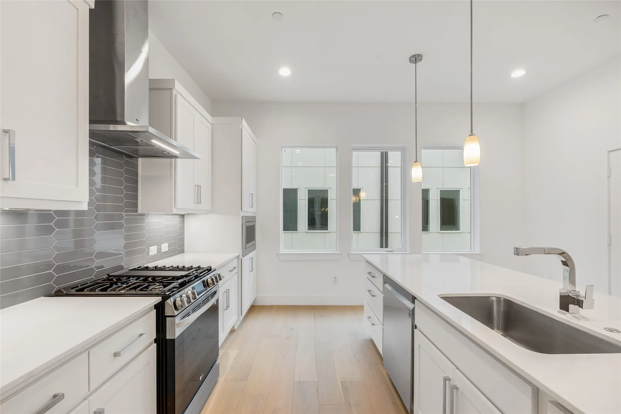 Townhouse For Rent in Dallas County , 3915 N Hall Street 101, Dallas, Texas 75219, 3 Bedroom, 4 Bathroom, 2 Garage spaces, 1,986 Sqft, built in 2023, mls#21414553, Real Estate Agent in Dallas, Homes For Rent in Dallas county, Homes For Rent in Dallas, Realtor in Dallas Texas, Real Estate Brokerage Independent Realty Texas, Luminita Cordes Realtor