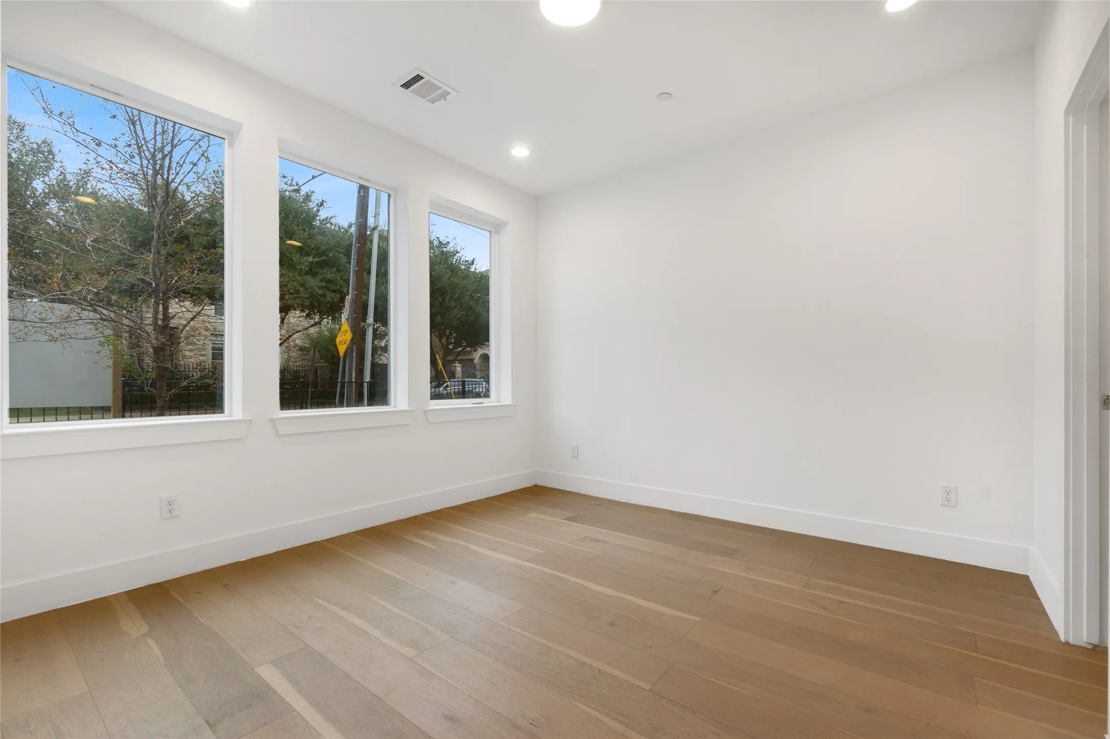 Townhouse For Rent in Dallas County , 3915 N Hall Street 101, Dallas, Texas 75219, 3 Bedroom, 4 Bathroom, 2 Garage spaces, 1,986 Sqft, built in 2023, mls#21414553, Real Estate Agent in Dallas, Homes For Rent in Dallas county, Homes For Rent in Dallas, Realtor in Dallas Texas, Real Estate Brokerage Independent Realty Texas, Luminita Cordes Realtor
