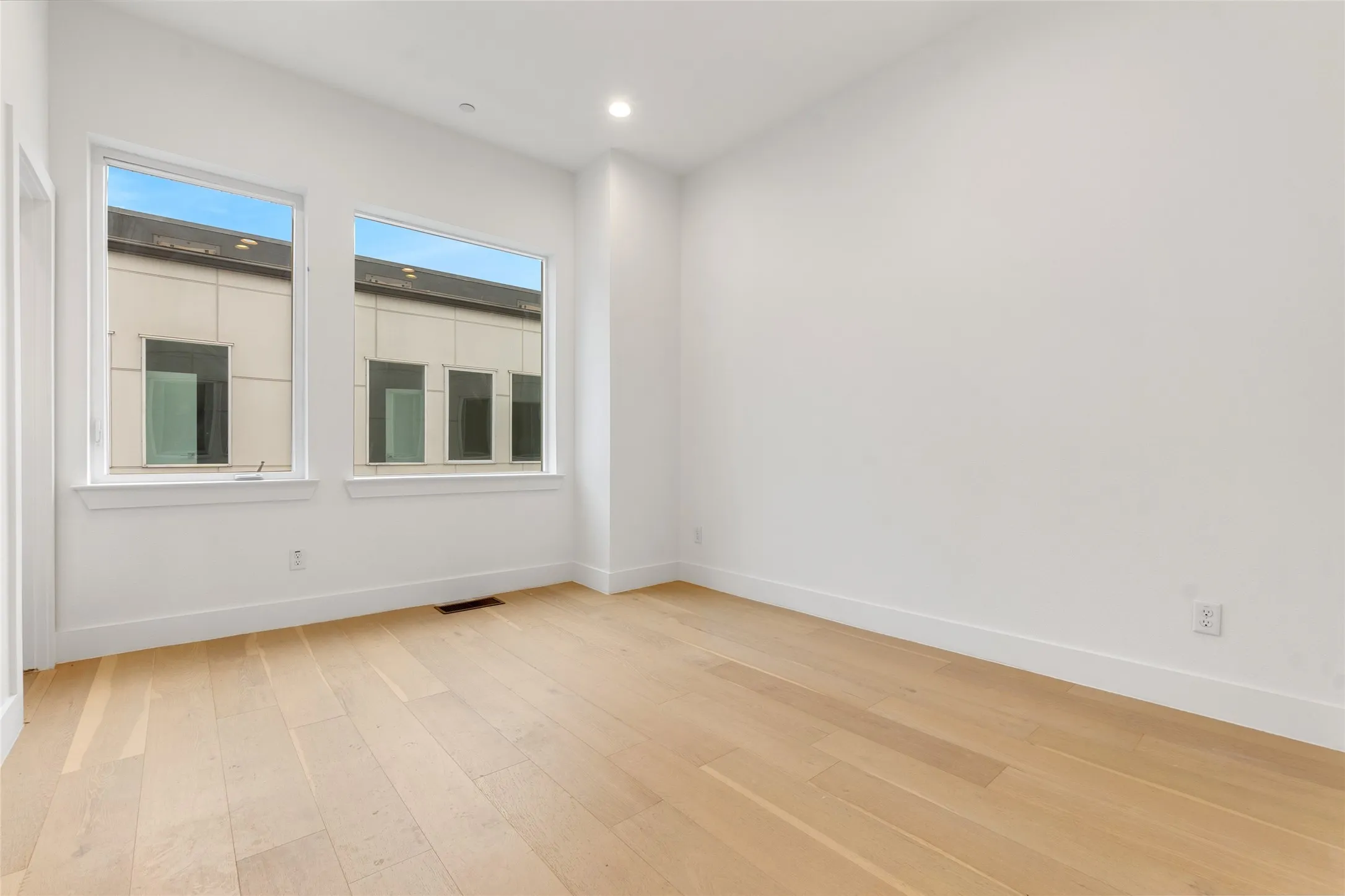 Townhouse For Rent in Dallas County , 3915 N Hall Street 101, Dallas, Texas 75219, 3 Bedroom, 4 Bathroom, 2 Garage spaces, 1,986 Sqft, built in 2023, mls#21414553, Real Estate Agent in Dallas, Homes For Rent in Dallas county, Homes For Rent in Dallas, Realtor in Dallas Texas, Real Estate Brokerage Independent Realty Texas, Luminita Cordes Realtor