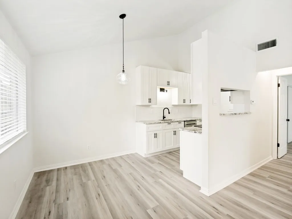 Condominium For Sale in Dallas County , 2240 Tarpley Road 92, Carrollton, Texas 75006, 2 Bedroom, 2 Bathroom, Garage spaces, 932 Sqft, built in 1982, mls#21414590, Real Estate Agent in Carrollton, Homes For Sale in Dallas county, Homes For Sale in Carrollton, Realtor in Carrollton Texas, Real Estate Brokerage Independent Realty Texas, Luminita Cordes Realtor