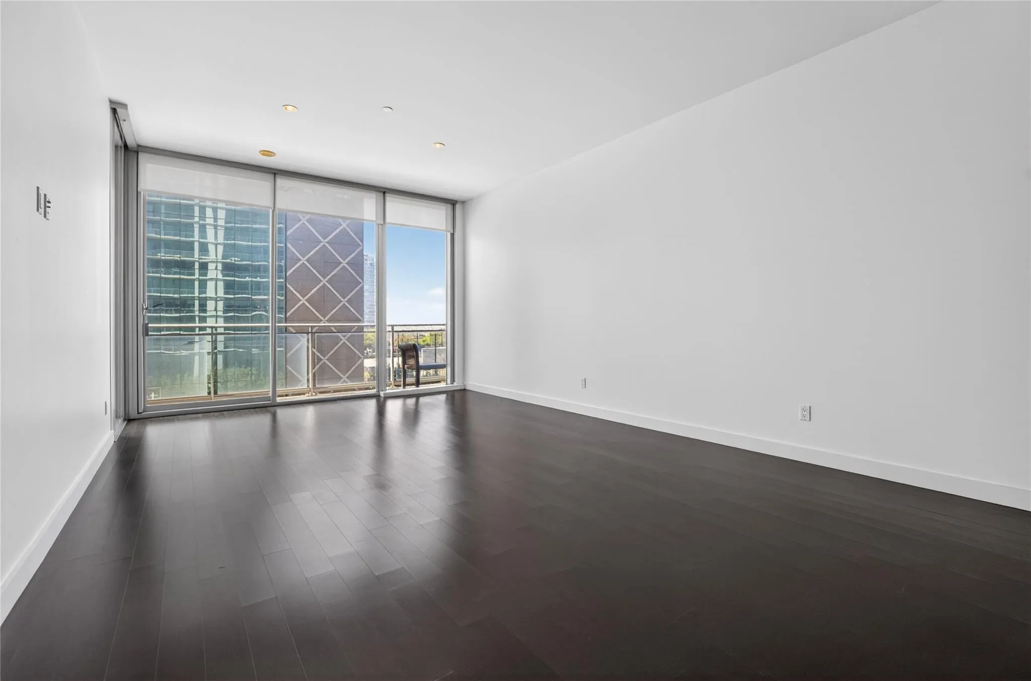 Condominium For Sale in Dallas County , 2900 Mckinnon Street 403, Dallas, Texas 75201, 1 Bedroom, 2 Bathroom, 1 Garage spaces, 952 Sqft, built in 2005, mls#21407015, Real Estate Agent in Dallas, Homes For Sale in Dallas county, Homes For Sale in Dallas, Realtor in Dallas Texas, Real Estate Brokerage Independent Realty Texas, Luminita Cordes Realtor