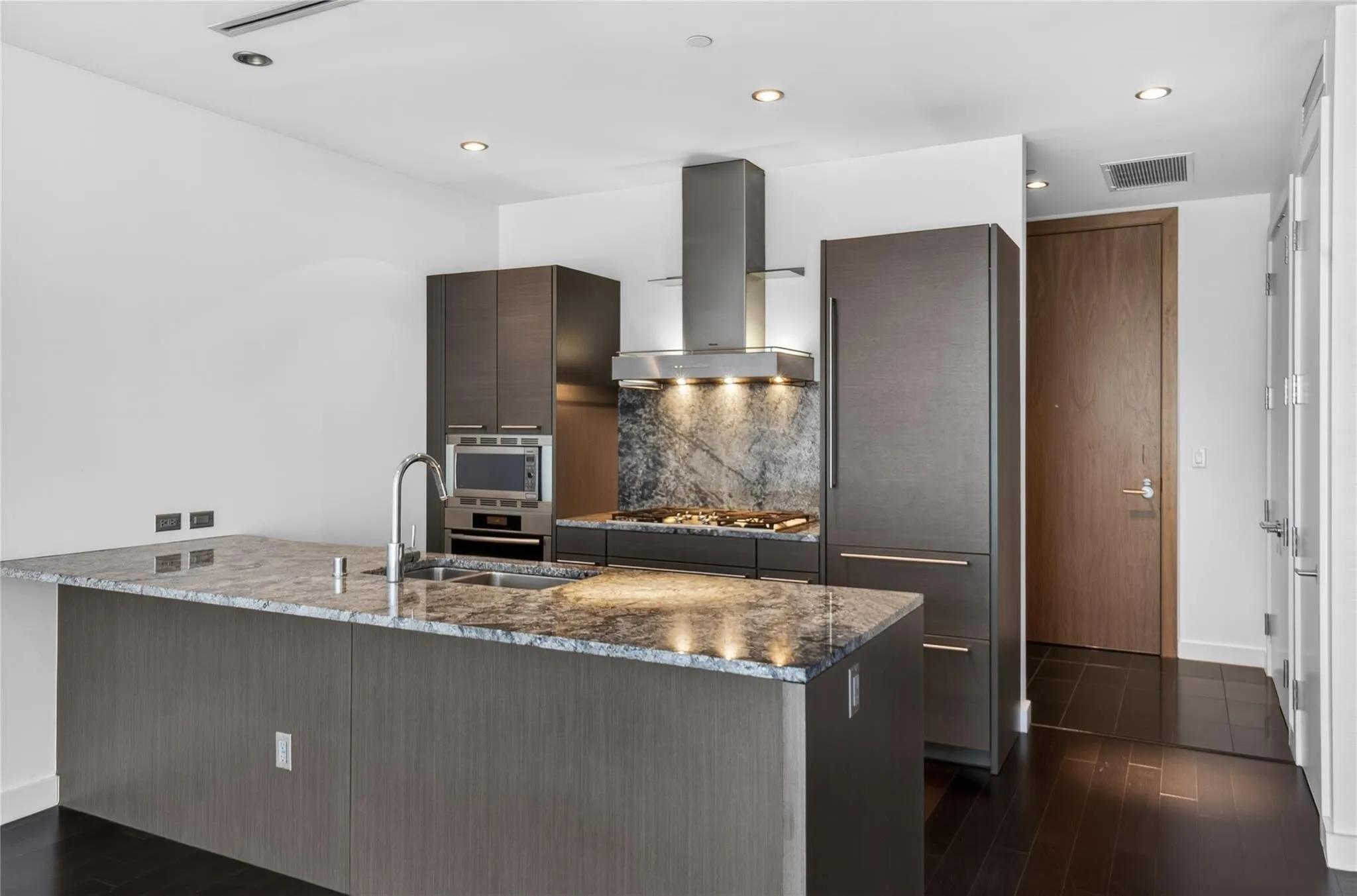 Condominium For Sale in Dallas County , 2900 Mckinnon Street 403, Dallas, Texas 75201, 1 Bedroom, 2 Bathroom, 1 Garage spaces, 952 Sqft, built in 2005, mls#21407015, Real Estate Agent in Dallas, Homes For Sale in Dallas county, Homes For Sale in Dallas, Realtor in Dallas Texas, Real Estate Brokerage Independent Realty Texas, Luminita Cordes Realtor