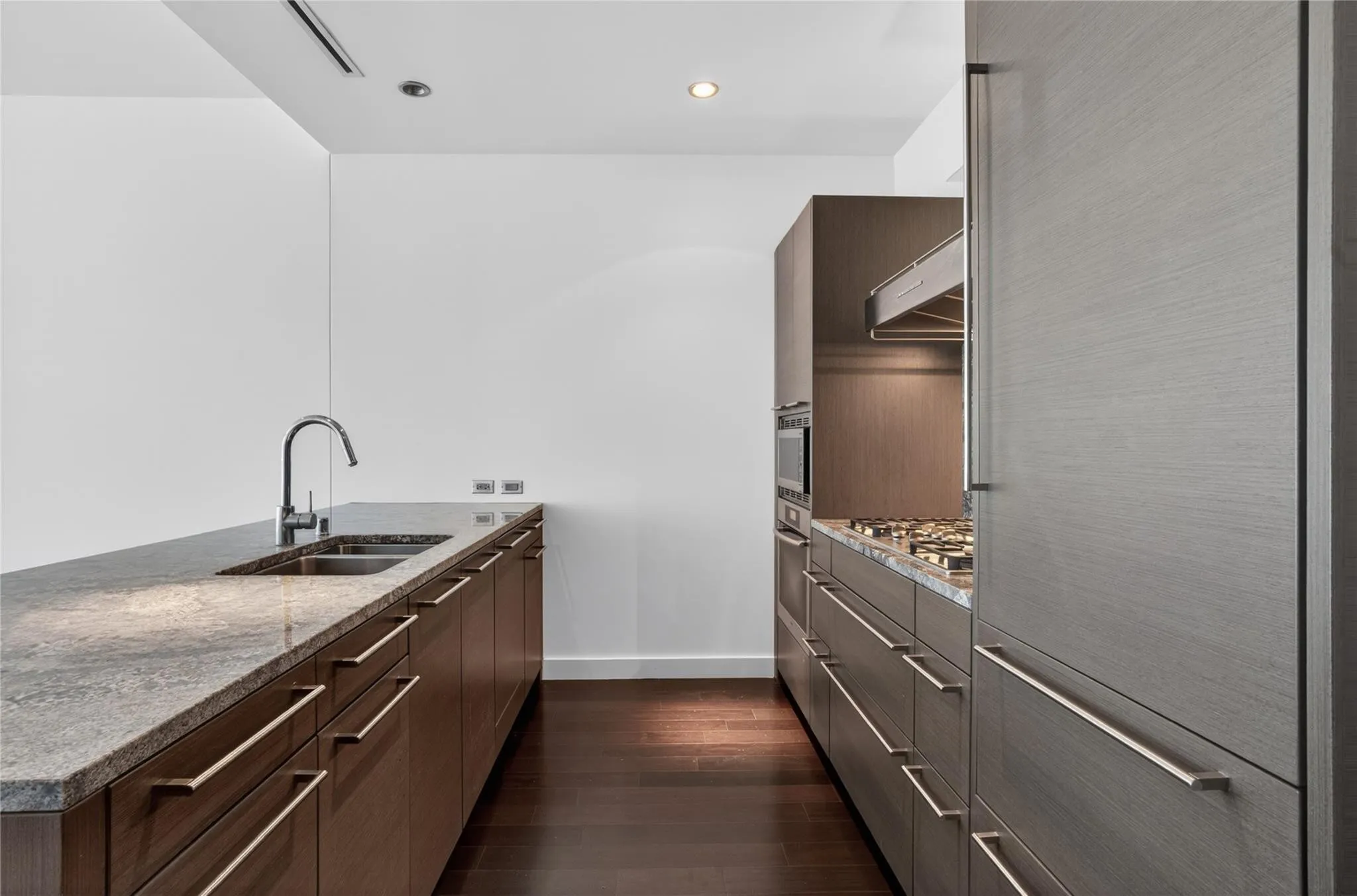 Condominium For Sale in Dallas County , 2900 Mckinnon Street 403, Dallas, Texas 75201, 1 Bedroom, 2 Bathroom, 1 Garage spaces, 952 Sqft, built in 2005, mls#21407015, Real Estate Agent in Dallas, Homes For Sale in Dallas county, Homes For Sale in Dallas, Realtor in Dallas Texas, Real Estate Brokerage Independent Realty Texas, Luminita Cordes Realtor
