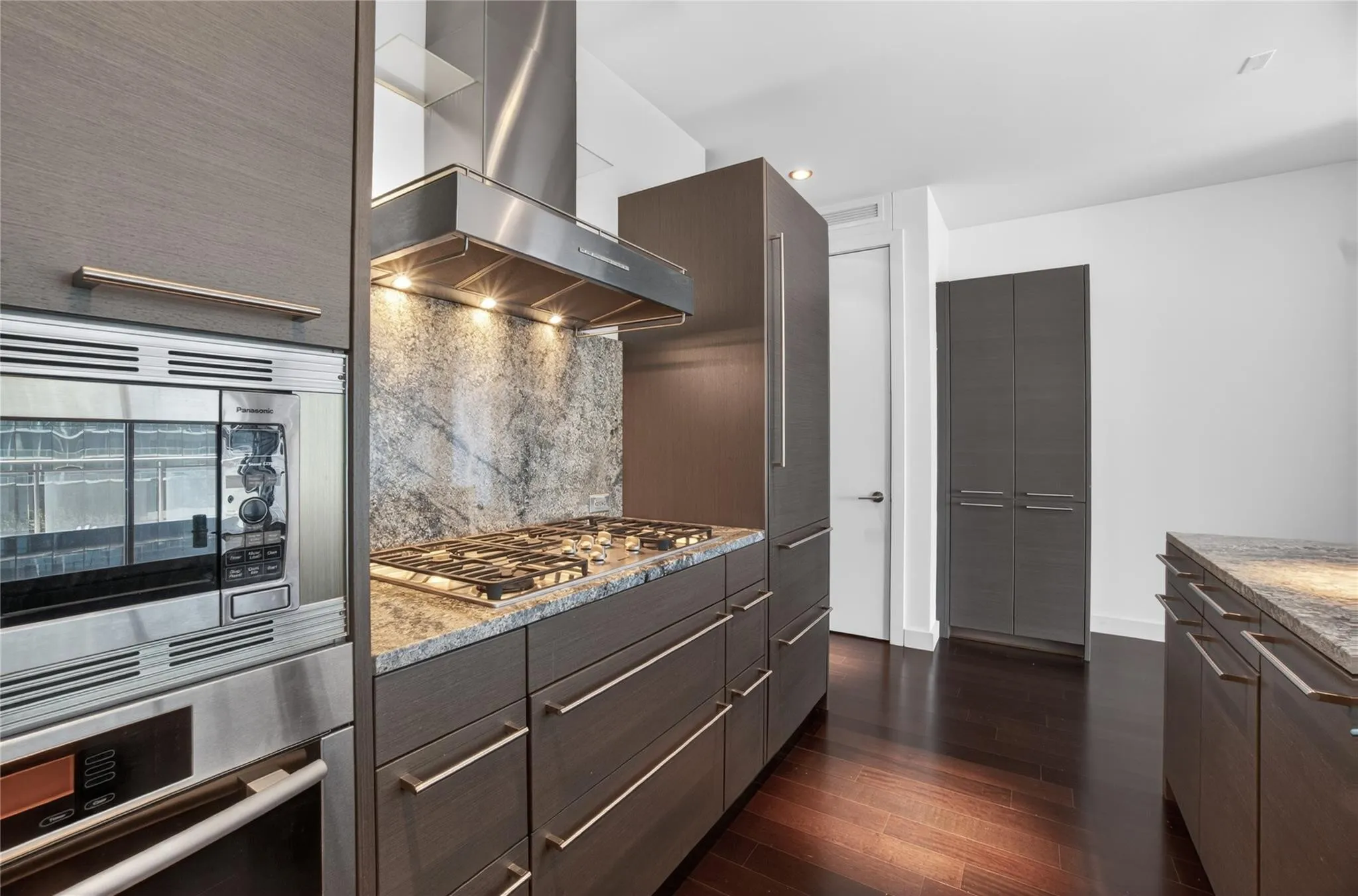 Condominium For Sale in Dallas County , 2900 Mckinnon Street 403, Dallas, Texas 75201, 1 Bedroom, 2 Bathroom, 1 Garage spaces, 952 Sqft, built in 2005, mls#21407015, Real Estate Agent in Dallas, Homes For Sale in Dallas county, Homes For Sale in Dallas, Realtor in Dallas Texas, Real Estate Brokerage Independent Realty Texas, Luminita Cordes Realtor