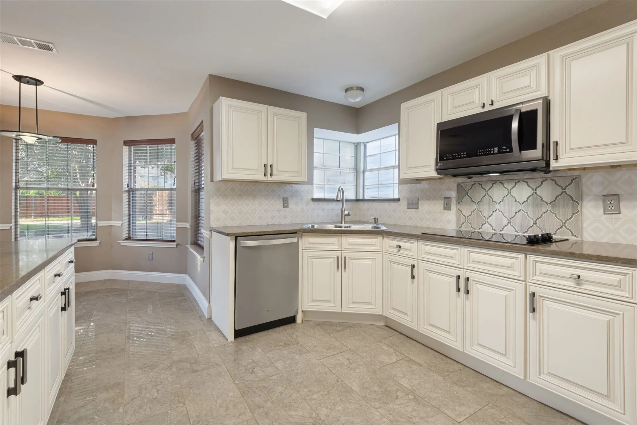 Single Family Residence For Sale in Collin County , 6705 Mantissa Drive, Plano, Texas 75023, 3 Bedroom, 3 Bathroom, 2 Garage spaces, 2,139 Sqft, built in 1990, mls#21413801, Real Estate Agent in Plano, Homes For Sale in Collin county, Homes For Sale in Plano, Realtor in Plano Texas, Real Estate Brokerage Independent Realty Texas, Luminita Cordes Realtor