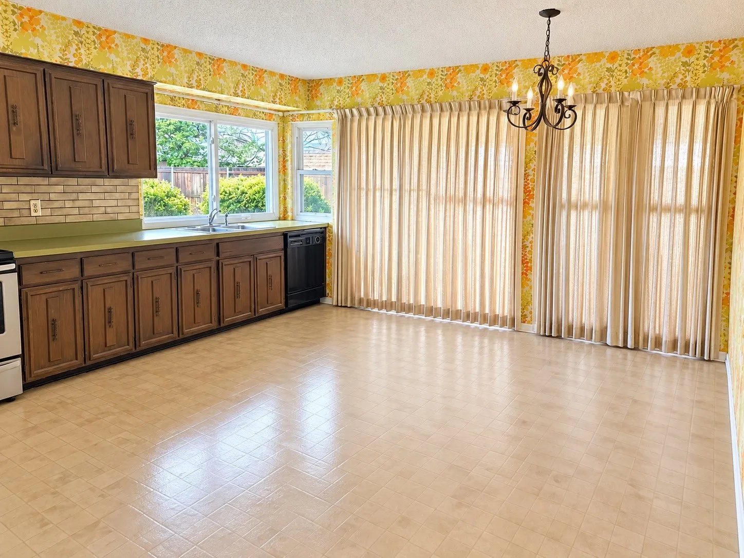 Single Family Residence For Sale in Denton County , 2806 Arcadia Lane, Carrollton, Texas 75007, 3 Bedroom, 2 Bathroom, 2 Garage spaces, 1,534 Sqft, built in 1973, mls#21414648, Real Estate Agent in Carrollton, Homes For Sale in Denton county, Homes For Sale in Carrollton, Realtor in Carrollton Texas, Real Estate Brokerage Independent Realty Texas, Luminita Cordes Realtor