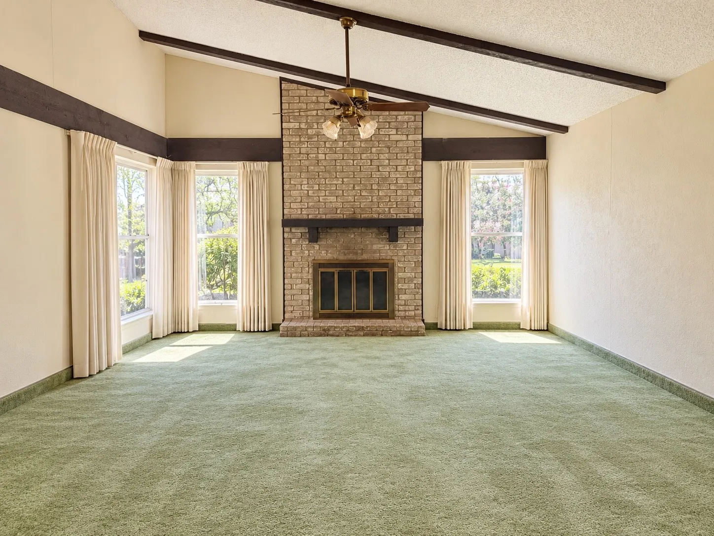 Single Family Residence For Sale in Denton County , 2806 Arcadia Lane, Carrollton, Texas 75007, 3 Bedroom, 2 Bathroom, 2 Garage spaces, 1,534 Sqft, built in 1973, mls#21414648, Real Estate Agent in Carrollton, Homes For Sale in Denton county, Homes For Sale in Carrollton, Realtor in Carrollton Texas, Real Estate Brokerage Independent Realty Texas, Luminita Cordes Realtor