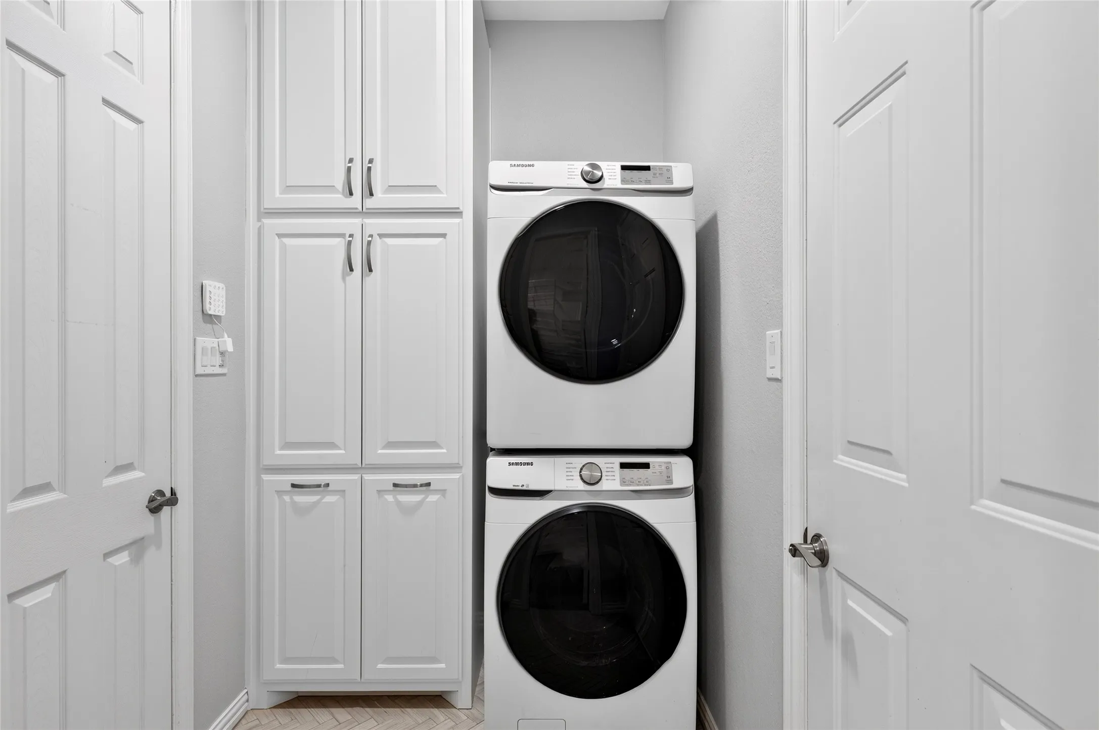 Townhouse For Sale in Collin County , 2424 Greymoore Drive, Frisco, Texas 75034, 3 Bedroom, 3 Bathroom, 2 Garage spaces, 2,476 Sqft, built in 2005, mls#21411472, Real Estate Agent in Frisco, Homes For Sale in Collin county, Homes For Sale in Frisco, Realtor in Frisco Texas, Real Estate Brokerage Independent Realty Texas, Luminita Cordes Realtor