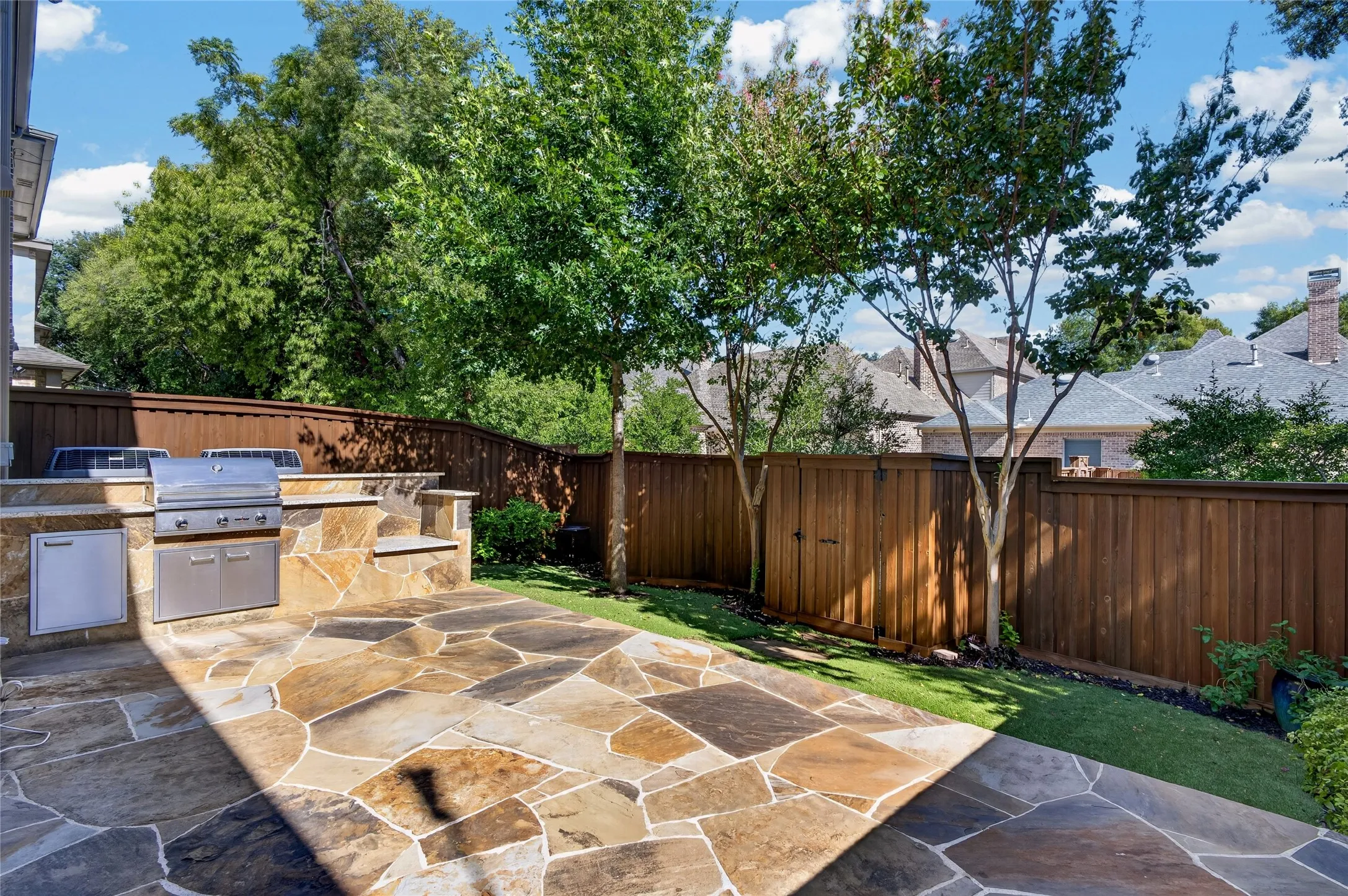 Townhouse For Sale in Collin County , 2424 Greymoore Drive, Frisco, Texas 75034, 3 Bedroom, 3 Bathroom, 2 Garage spaces, 2,476 Sqft, built in 2005, mls#21411472, Real Estate Agent in Frisco, Homes For Sale in Collin county, Homes For Sale in Frisco, Realtor in Frisco Texas, Real Estate Brokerage Independent Realty Texas, Luminita Cordes Realtor