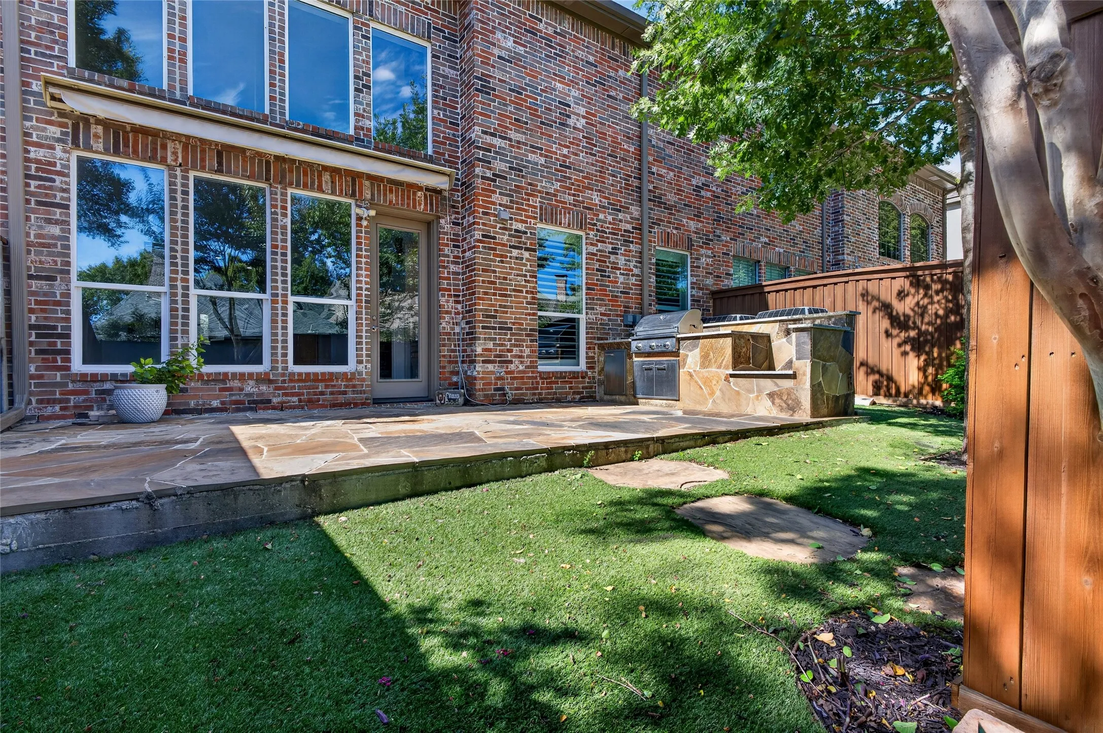 Townhouse For Sale in Collin County , 2424 Greymoore Drive, Frisco, Texas 75034, 3 Bedroom, 3 Bathroom, 2 Garage spaces, 2,476 Sqft, built in 2005, mls#21411472, Real Estate Agent in Frisco, Homes For Sale in Collin county, Homes For Sale in Frisco, Realtor in Frisco Texas, Real Estate Brokerage Independent Realty Texas, Luminita Cordes Realtor