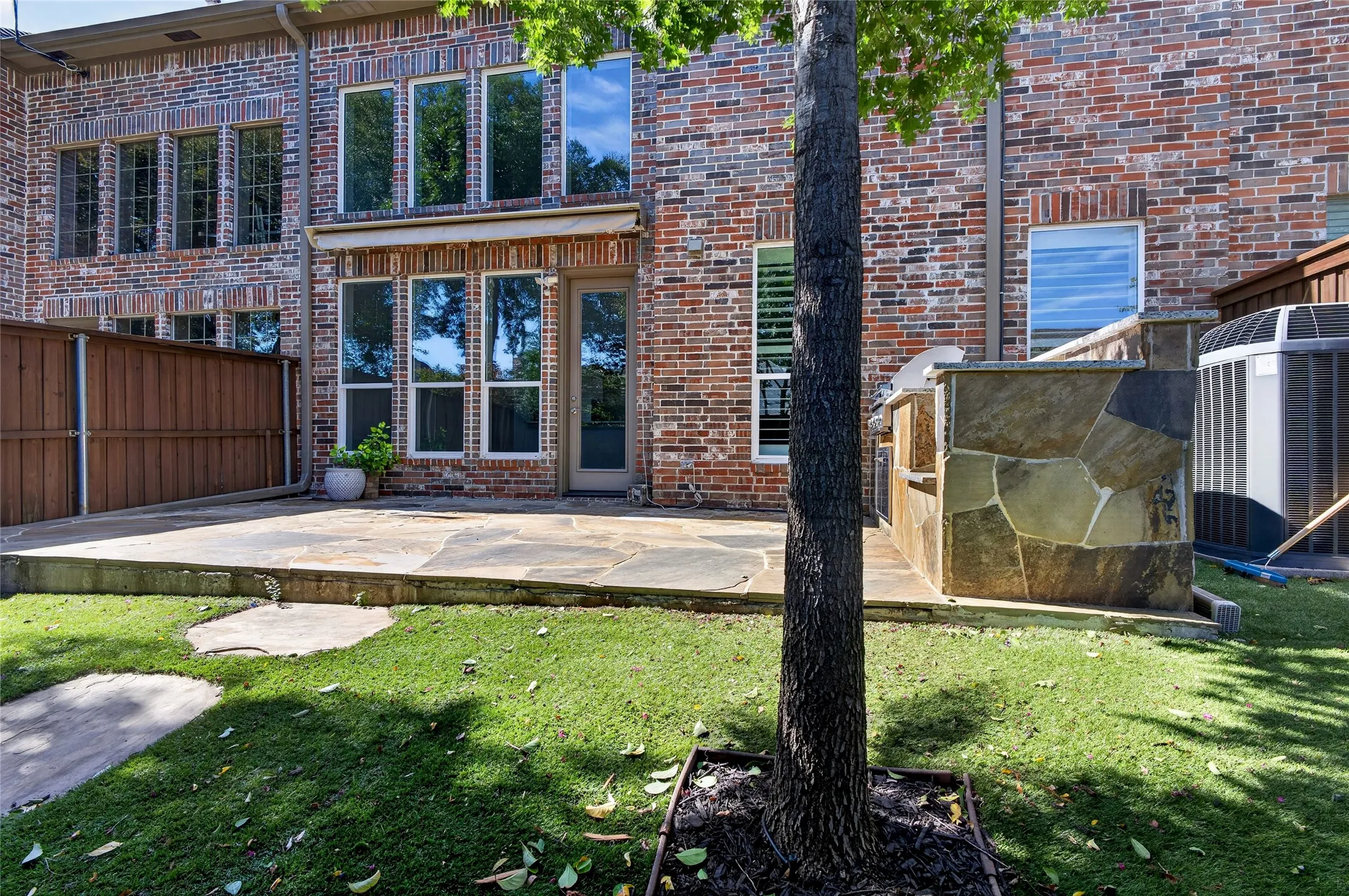 Townhouse For Sale in Collin County , 2424 Greymoore Drive, Frisco, Texas 75034, 3 Bedroom, 3 Bathroom, 2 Garage spaces, 2,476 Sqft, built in 2005, mls#21411472, Real Estate Agent in Frisco, Homes For Sale in Collin county, Homes For Sale in Frisco, Realtor in Frisco Texas, Real Estate Brokerage Independent Realty Texas, Luminita Cordes Realtor
