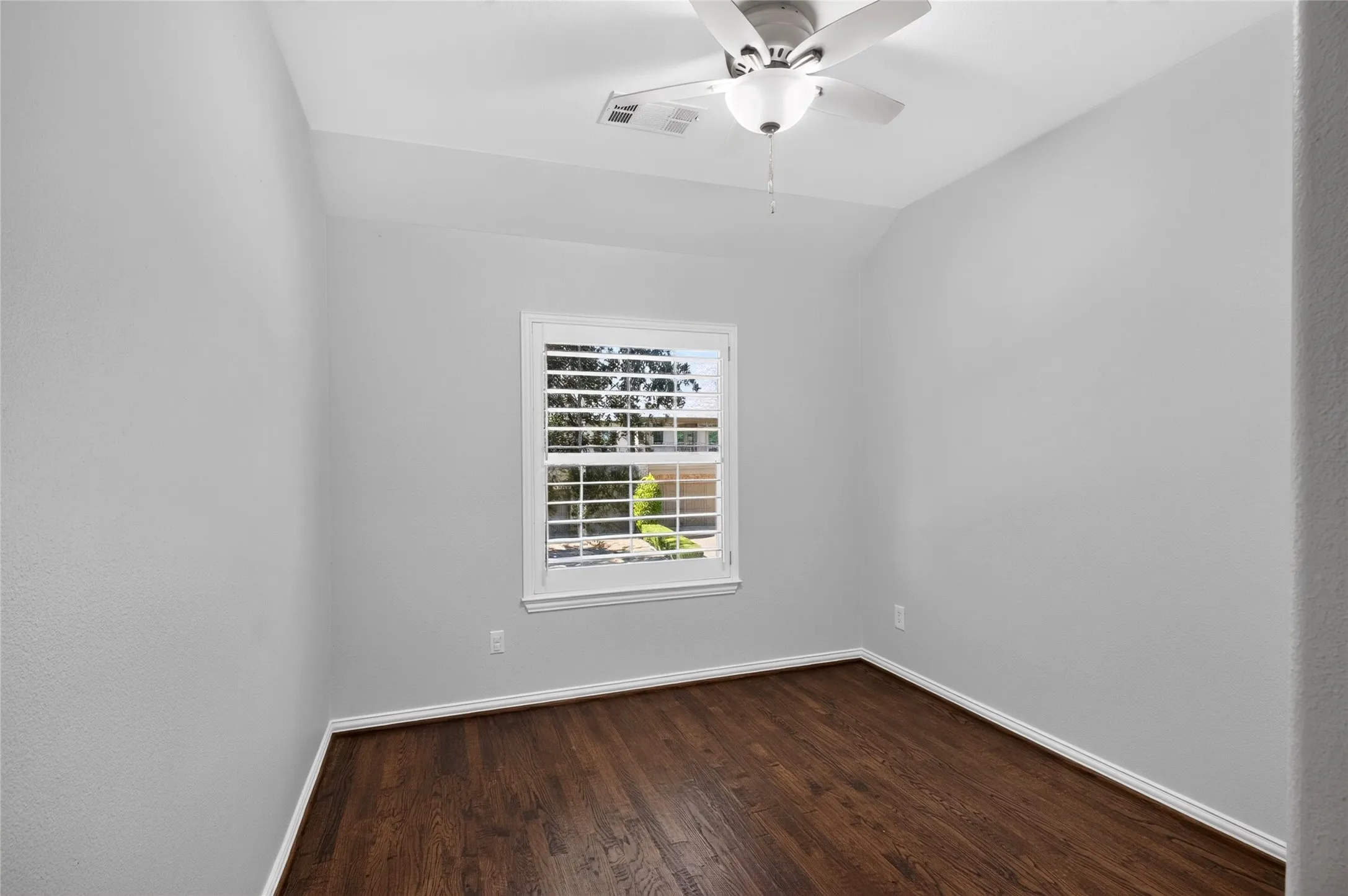 Townhouse For Sale in Collin County , 2424 Greymoore Drive, Frisco, Texas 75034, 3 Bedroom, 3 Bathroom, 2 Garage spaces, 2,476 Sqft, built in 2005, mls#21411472, Real Estate Agent in Frisco, Homes For Sale in Collin county, Homes For Sale in Frisco, Realtor in Frisco Texas, Real Estate Brokerage Independent Realty Texas, Luminita Cordes Realtor