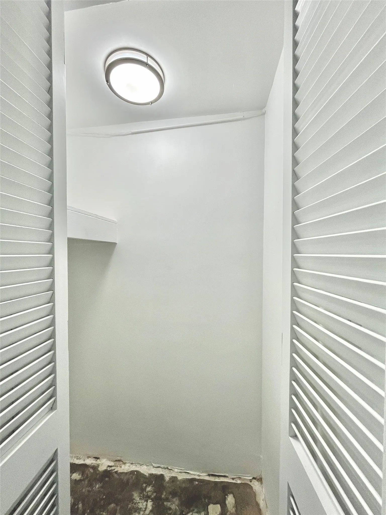 Hall end, larger closet
