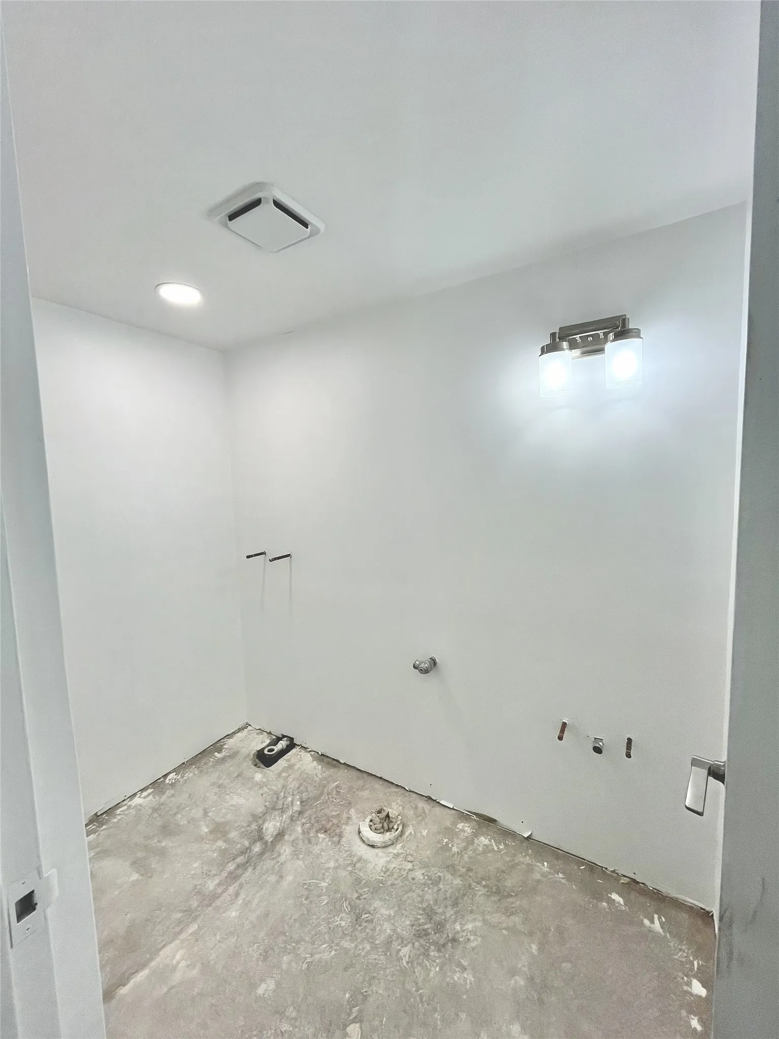 Hall bath. Sized for tub/shower & vanity
