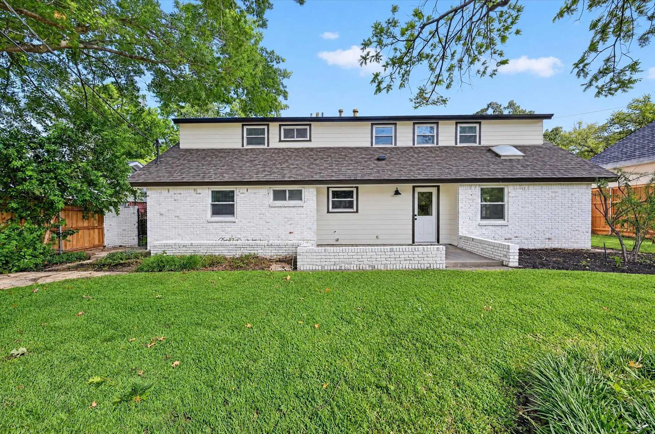 Single Family Residence For Sale in Tarrant County , 4105 Hartwood Drive, Fort Worth, Texas 76109, 4 Bedroom, 2 Bathroom, 2 Garage spaces, 2,324 Sqft, built in 1963, mls#21413944, Real Estate Agent in Fort Worth, Homes For Sale in Tarrant county, Homes For Sale in Fort Worth, Realtor in Fort Worth Texas, Real Estate Brokerage Independent Realty Texas, Luminita Cordes Realtor