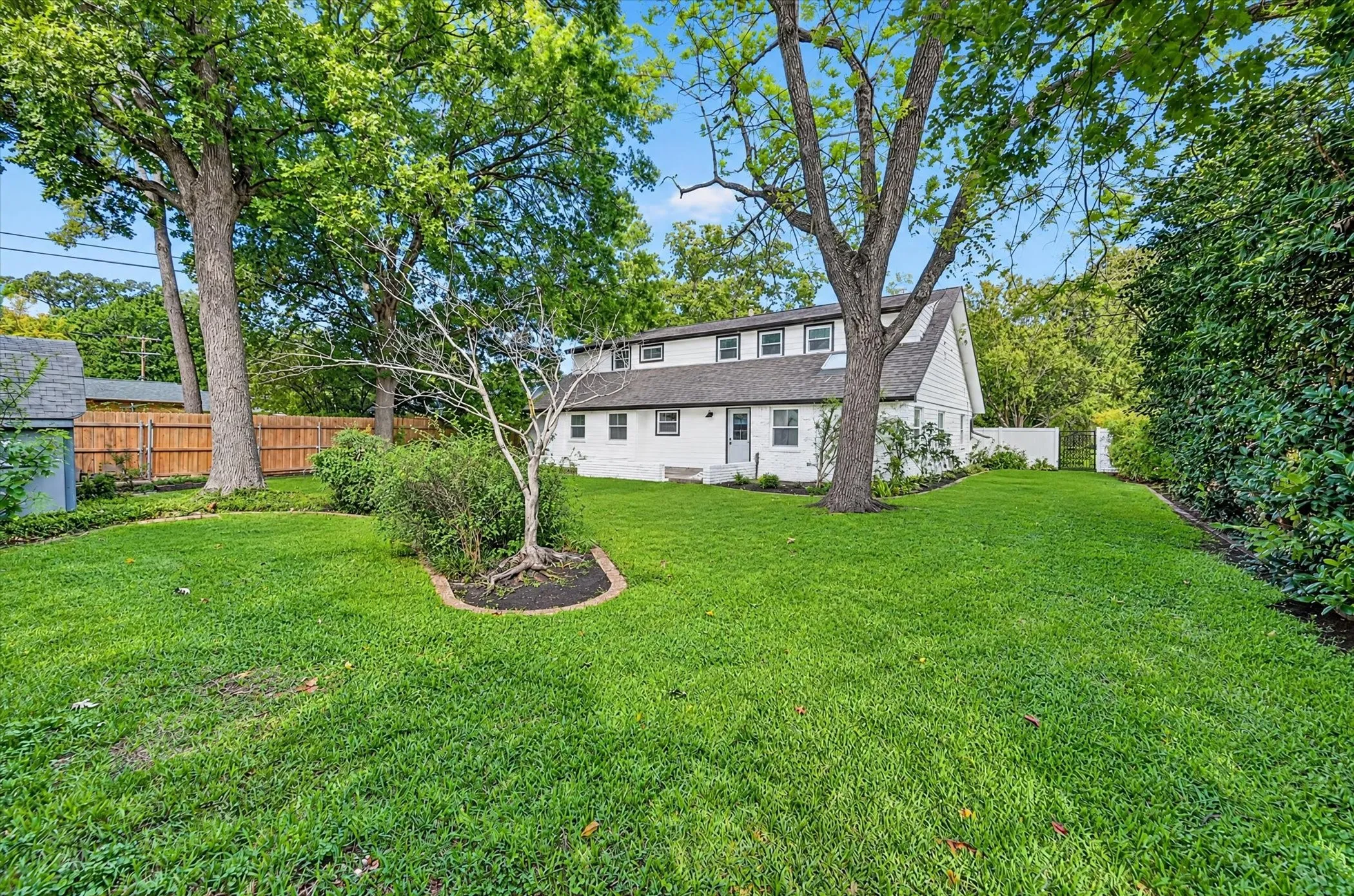 Single Family Residence For Sale in Tarrant County , 4105 Hartwood Drive, Fort Worth, Texas 76109, 4 Bedroom, 2 Bathroom, 2 Garage spaces, 2,324 Sqft, built in 1963, mls#21413944, Real Estate Agent in Fort Worth, Homes For Sale in Tarrant county, Homes For Sale in Fort Worth, Realtor in Fort Worth Texas, Real Estate Brokerage Independent Realty Texas, Luminita Cordes Realtor