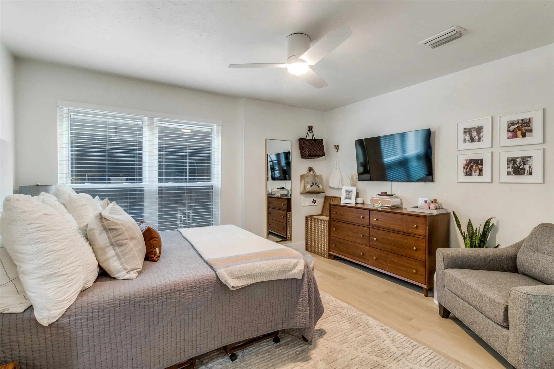 Single Family Residence For Sale in Dallas County , 1417 Mccoy Street, Dallas, Texas 75204, 2 Bedroom, 2 Bathroom, 2 Garage spaces, 1,309 Sqft, built in 1985, mls#21414778, Real Estate Agent in Dallas, Homes For Sale in Dallas county, Homes For Sale in Dallas, Realtor in Dallas Texas, Real Estate Brokerage Independent Realty Texas, Luminita Cordes Realtor