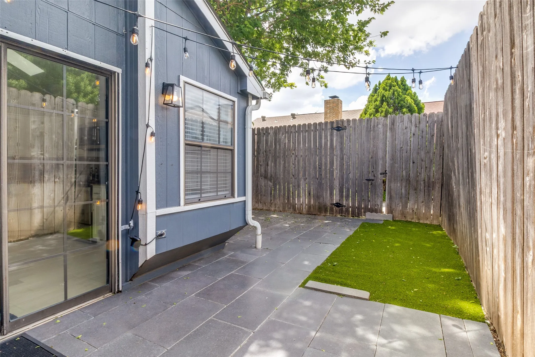 Single Family Residence For Sale in Dallas County , 1417 Mccoy Street, Dallas, Texas 75204, 2 Bedroom, 2 Bathroom, 2 Garage spaces, 1,309 Sqft, built in 1985, mls#21414778, Real Estate Agent in Dallas, Homes For Sale in Dallas county, Homes For Sale in Dallas, Realtor in Dallas Texas, Real Estate Brokerage Independent Realty Texas, Luminita Cordes Realtor