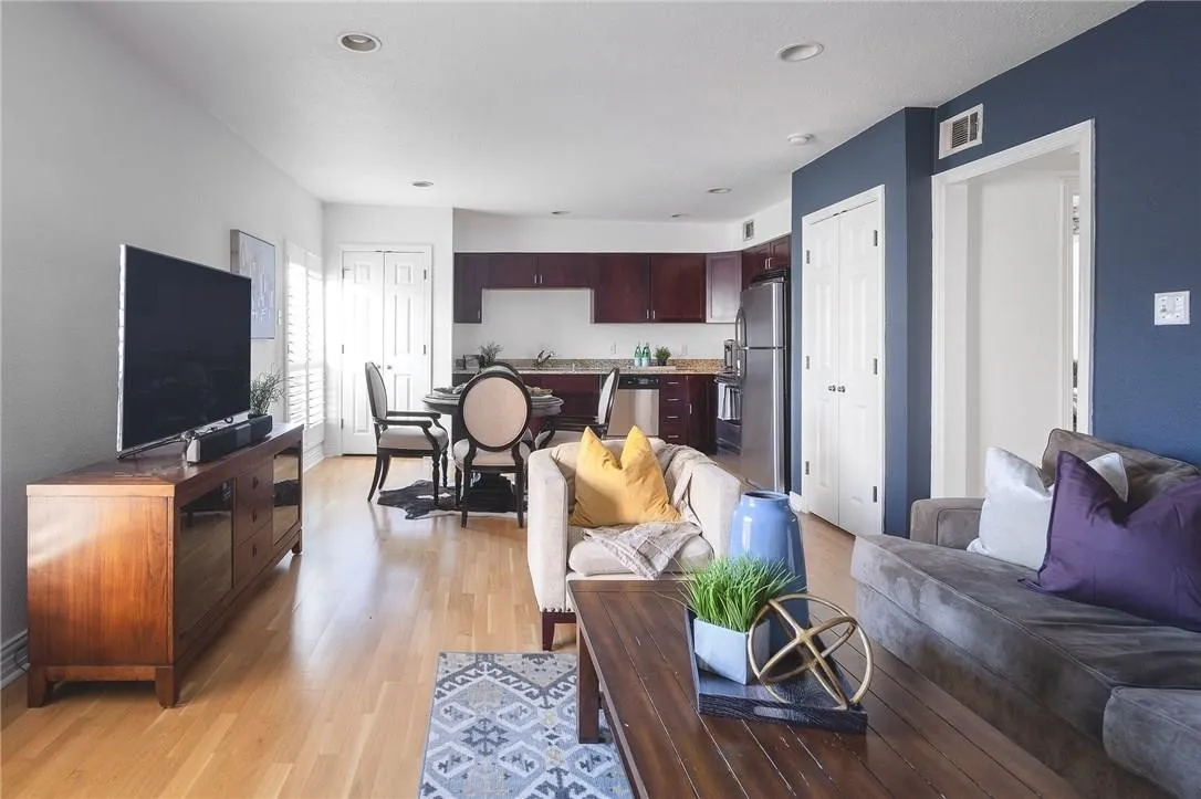 Condominium For Sale in Dallas County , 2722 Knight Street 406E, Dallas, Texas 75219, 2 Bedroom, 1 Bathroom, Garage spaces, 812 Sqft, built in 1964, mls#21414805, Real Estate Agent in Dallas, Homes For Sale in Dallas county, Homes For Sale in Dallas, Realtor in Dallas Texas, Real Estate Brokerage Independent Realty Texas, Luminita Cordes Realtor