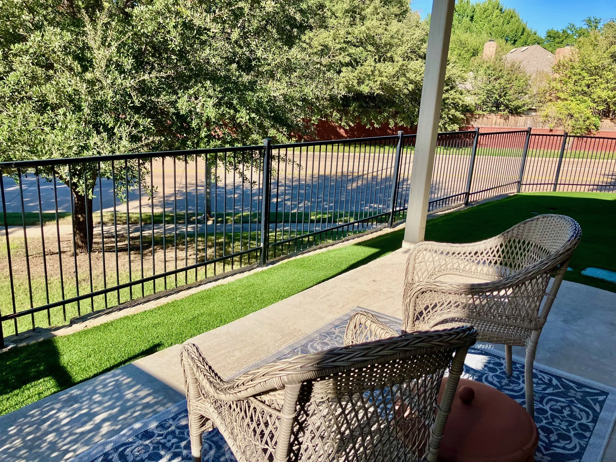 Private wrap-around back patio (astroturf) w yard below