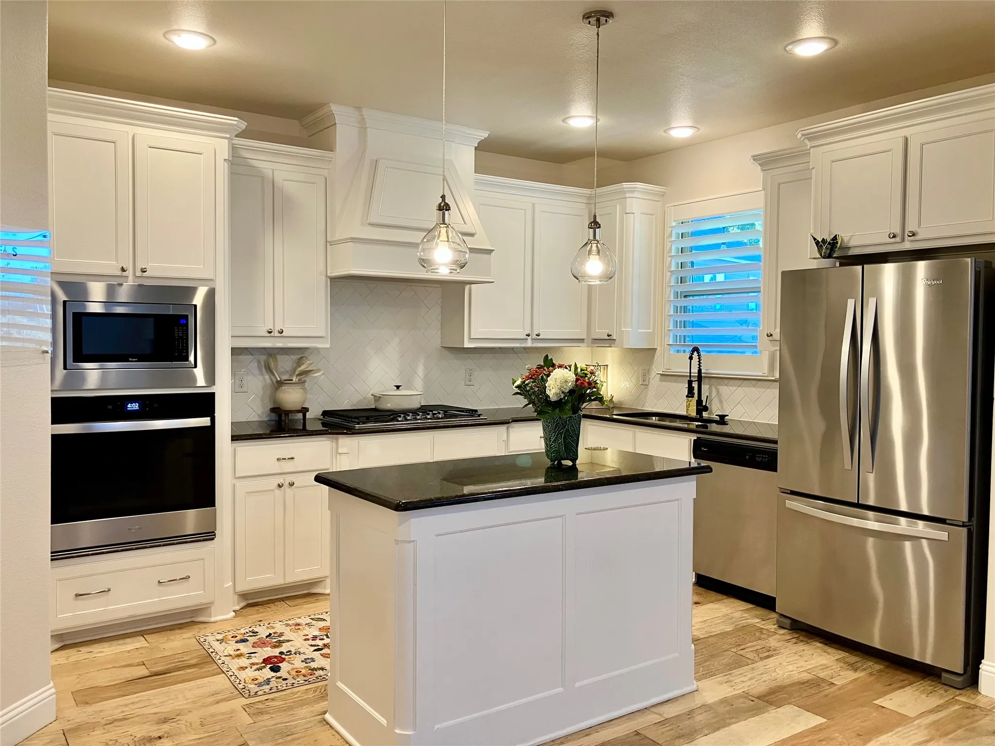 Like-new refreshed kitchen, window over sink, fancy faucet