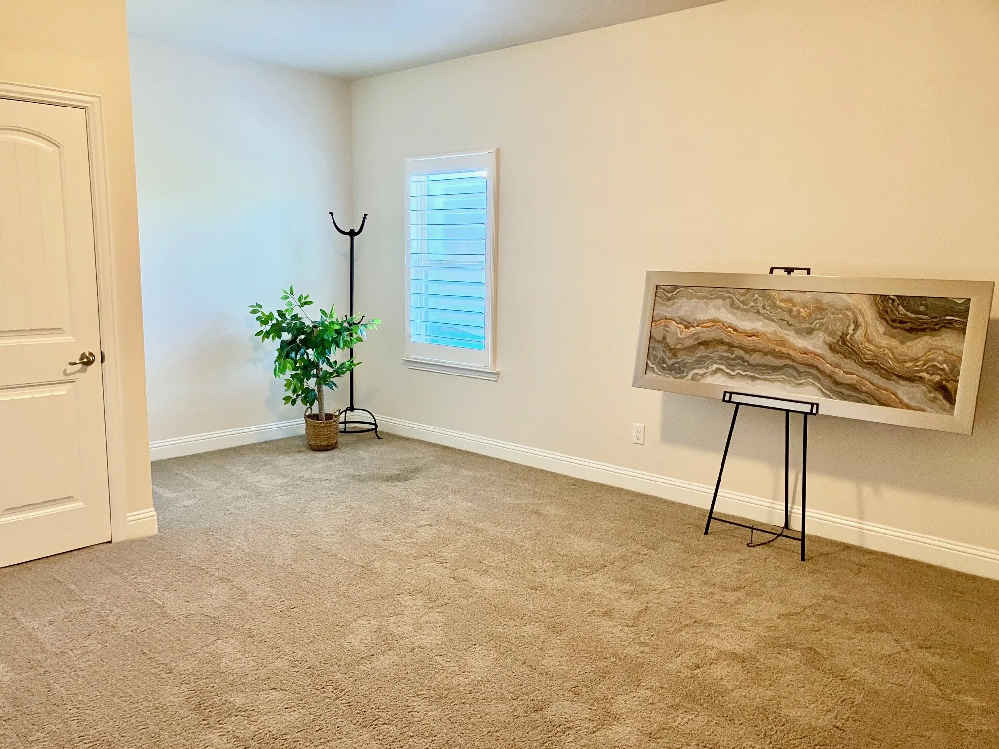Huge 2nd bedrooms w/closet