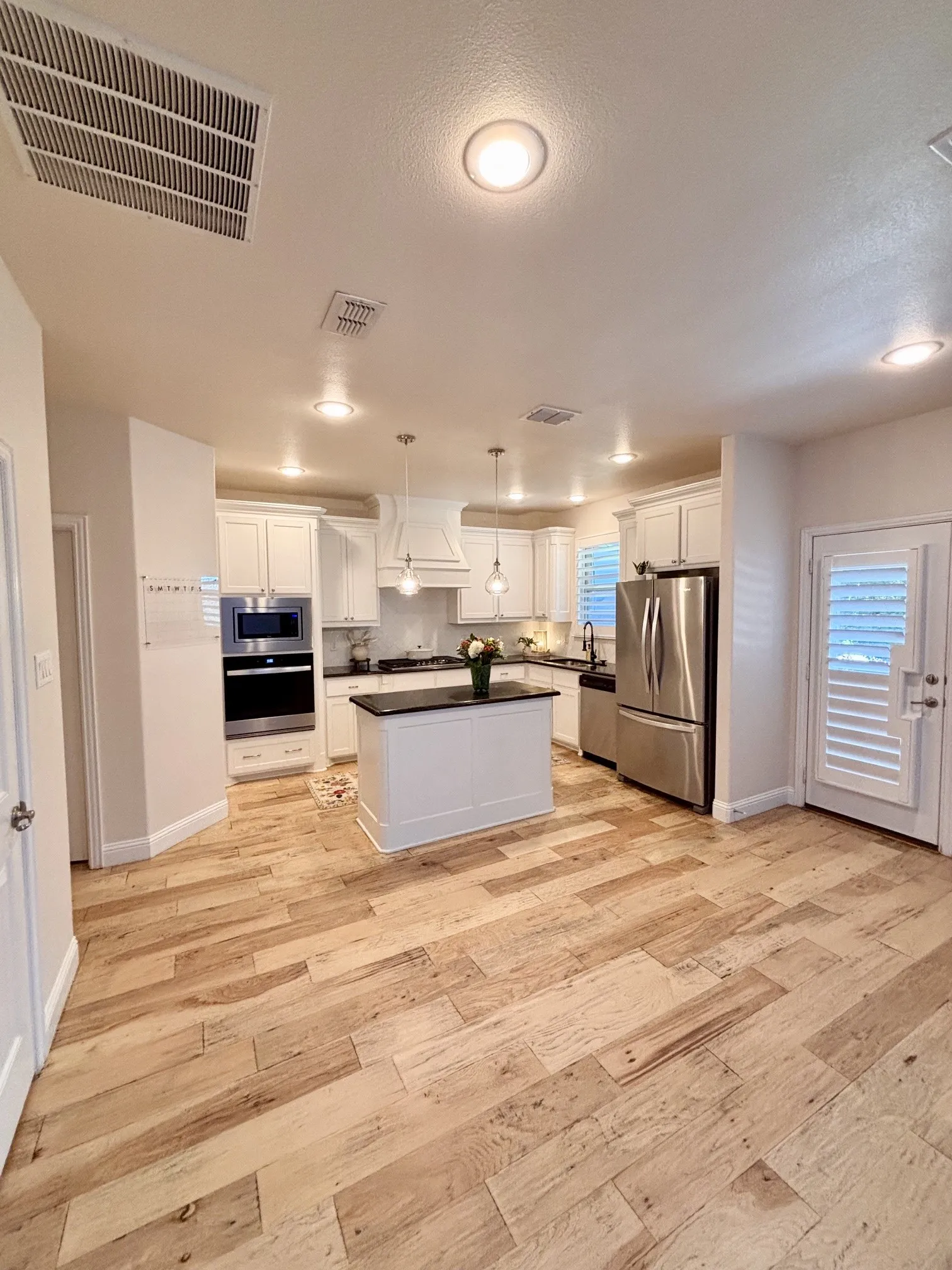 Exquisite kitchen, new oven, paint, sanded floors