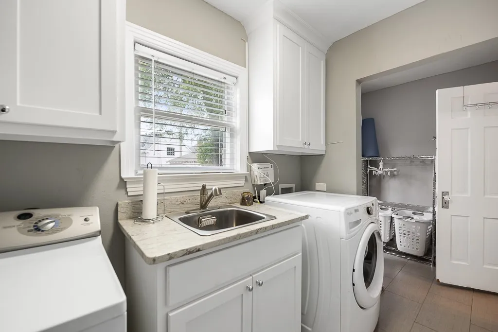 Single Family Residence For Sale in Dallas County , 3119 Mockingbird Lane, Highland Park, Texas 75205, 4 Bedroom, 4 Bathroom, 3 Garage spaces, 2,864 Sqft, built in 1938, mls#21345750, Real Estate Agent in Highland Park, Homes For Sale in Dallas county, Homes For Sale in Highland Park, Realtor in Highland Park Texas, Real Estate Brokerage Independent Realty Texas, Luminita Cordes Realtor