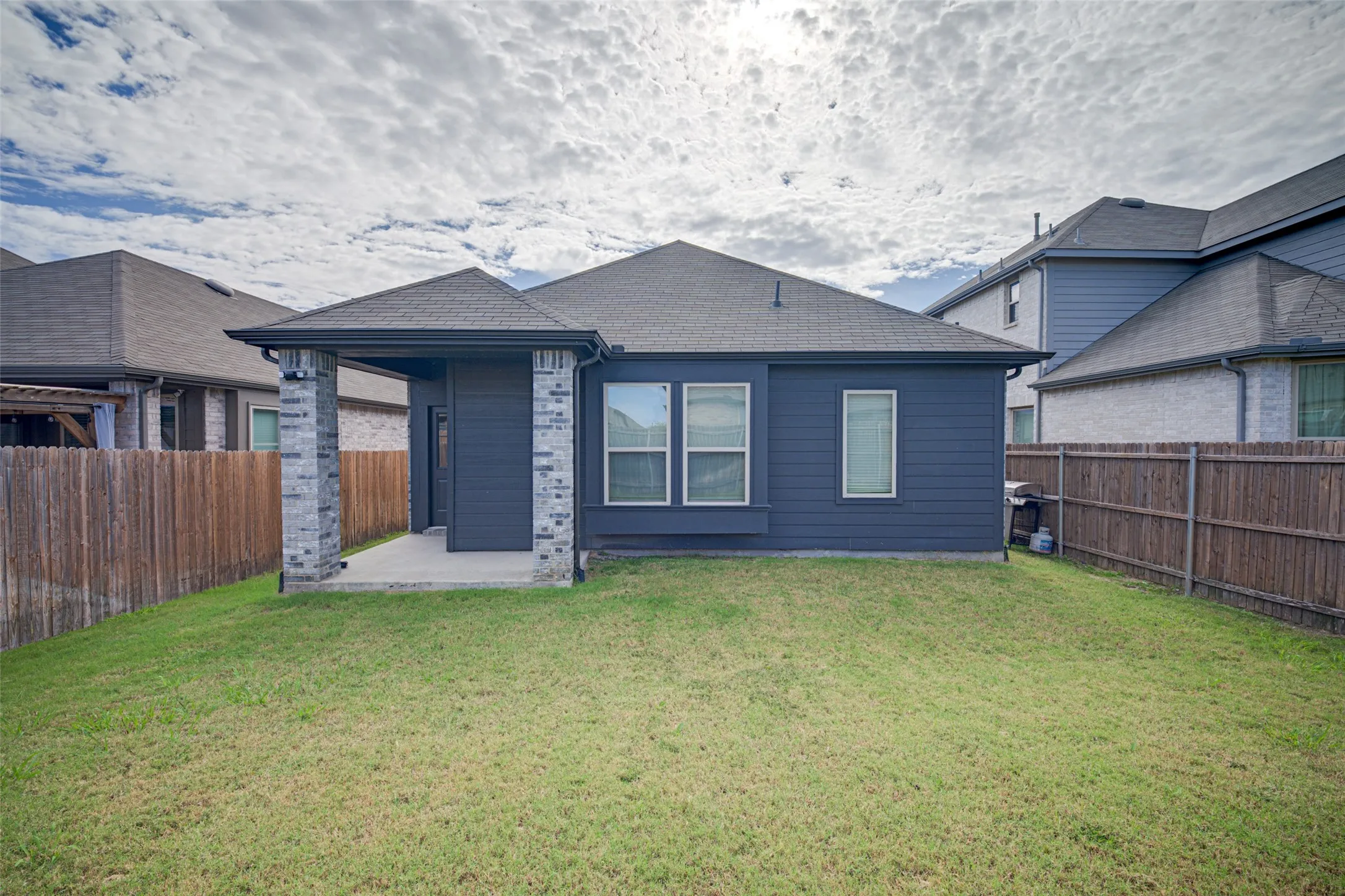 Single Family Residence For Sale in Kaufman County , 3911 Spencer Lane, Heartland, Texas 75126, 3 Bedroom, 2 Bathroom, 2 Garage spaces, 1,576 Sqft, built in 2020, mls#21408729, Real Estate Agent in Heartland, Homes For Sale in Kaufman county, Homes For Sale in Heartland, Realtor in Heartland Texas, Real Estate Brokerage Independent Realty Texas, Luminita Cordes Realtor