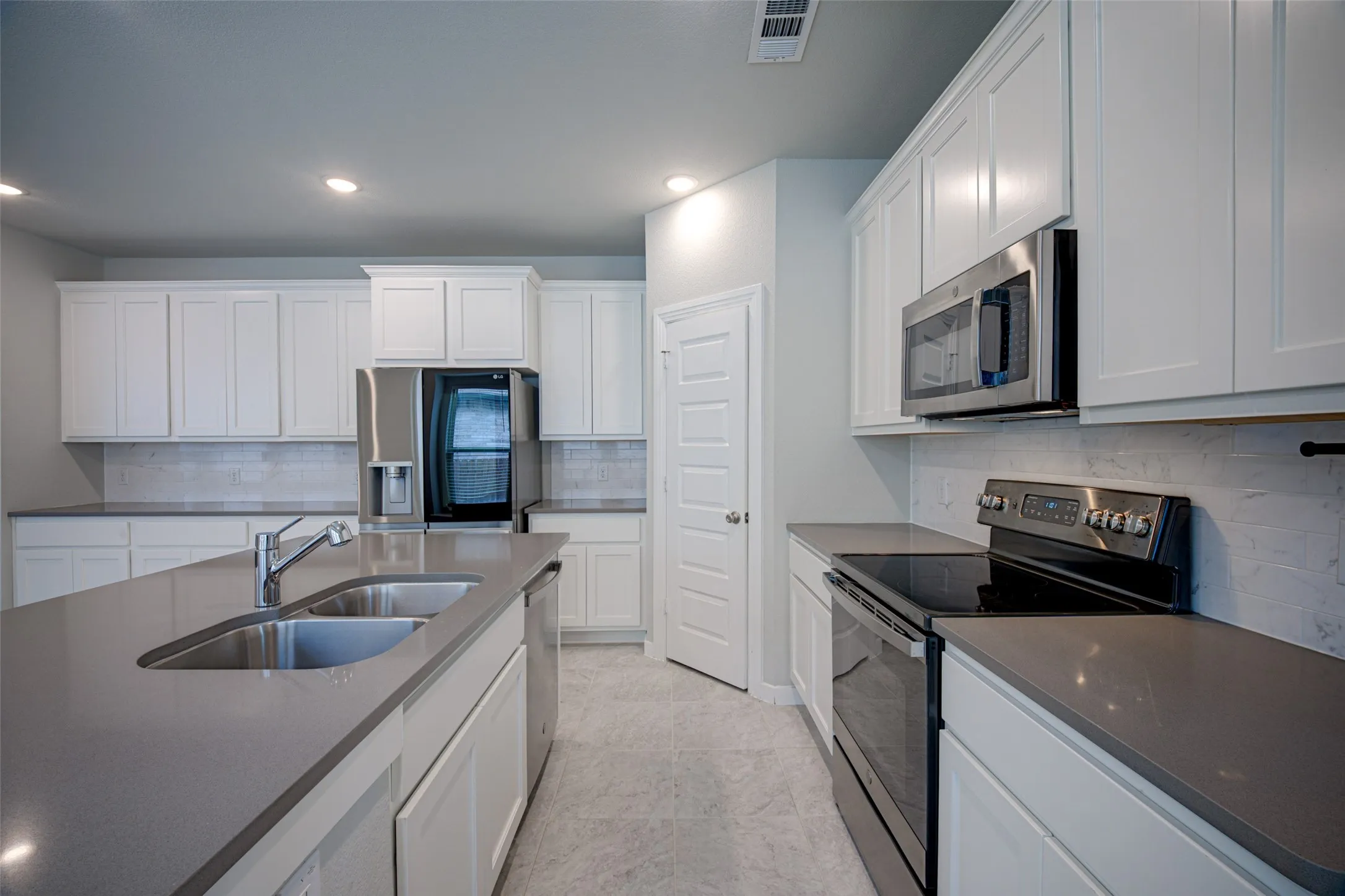 Single Family Residence For Sale in Kaufman County , 3911 Spencer Lane, Heartland, Texas 75126, 3 Bedroom, 2 Bathroom, 2 Garage spaces, 1,576 Sqft, built in 2020, mls#21408729, Real Estate Agent in Heartland, Homes For Sale in Kaufman county, Homes For Sale in Heartland, Realtor in Heartland Texas, Real Estate Brokerage Independent Realty Texas, Luminita Cordes Realtor