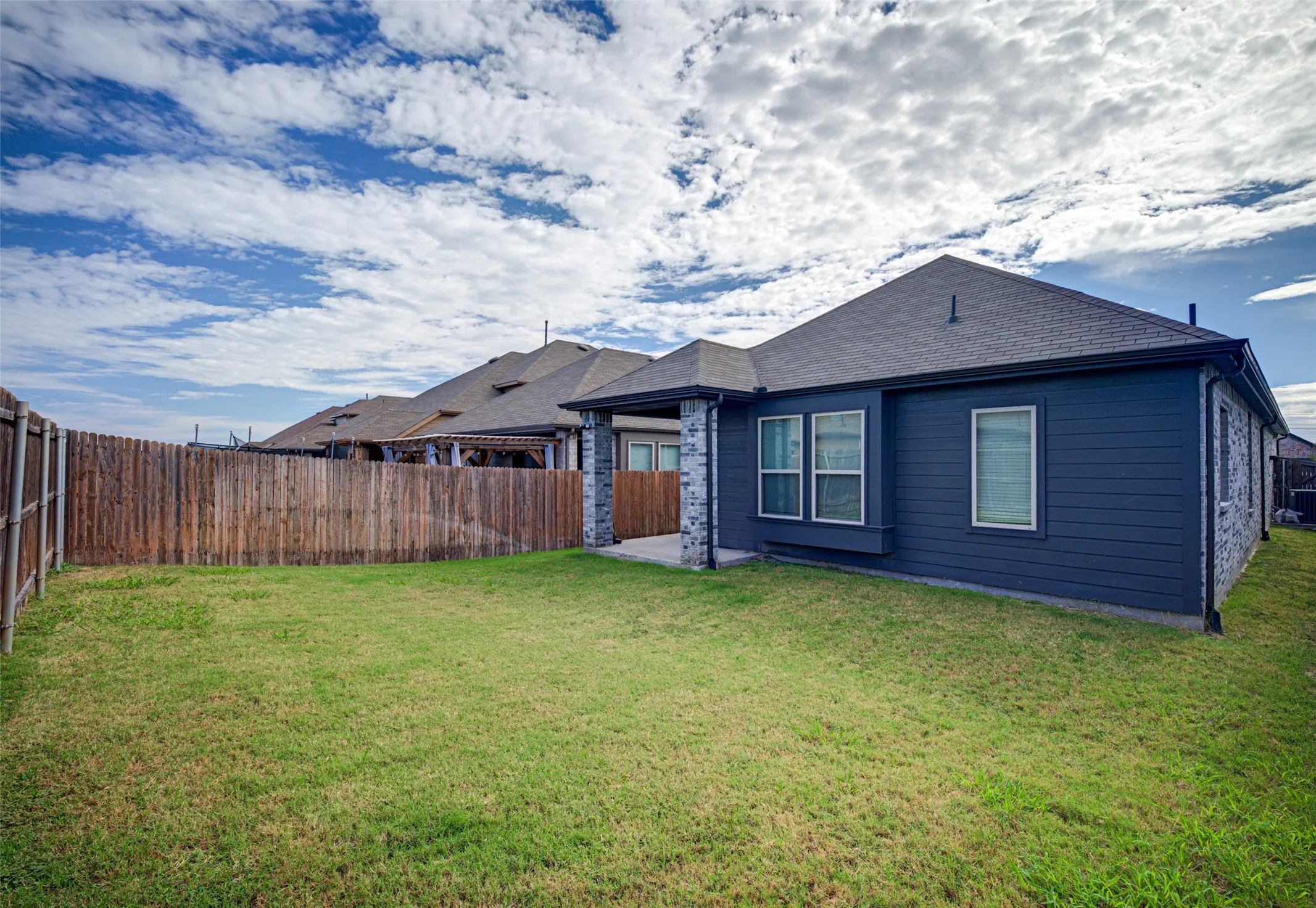 Single Family Residence For Sale in Kaufman County , 3911 Spencer Lane, Heartland, Texas 75126, 3 Bedroom, 2 Bathroom, 2 Garage spaces, 1,576 Sqft, built in 2020, mls#21408729, Real Estate Agent in Heartland, Homes For Sale in Kaufman county, Homes For Sale in Heartland, Realtor in Heartland Texas, Real Estate Brokerage Independent Realty Texas, Luminita Cordes Realtor